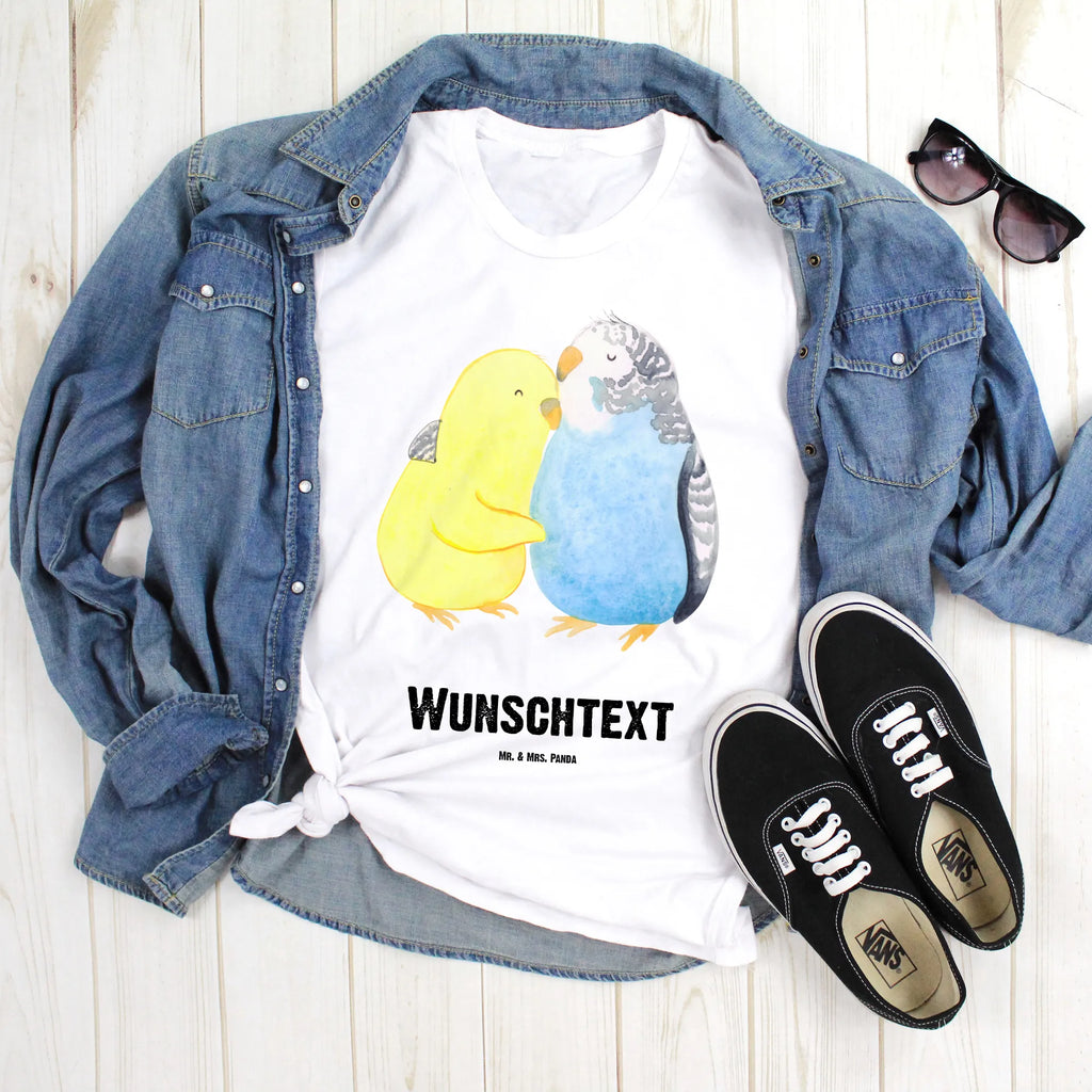Personalised T-Shirt Parakeets in love Bedrucken, Wunschtext, T-Shirt Personalisiert, T-Shirt mit Namen, T-Shirt mit Aufruck, Freund, Jahrestag, Verlobung, Partner, Ehemann, Ehefrau, Freundin, Liebesgeschenk, Liebe, Heiraten, Heiratsantrag, Hocheitstag, Wellensittich, Nähe, Vögel, Kuscheln, Vertrauen