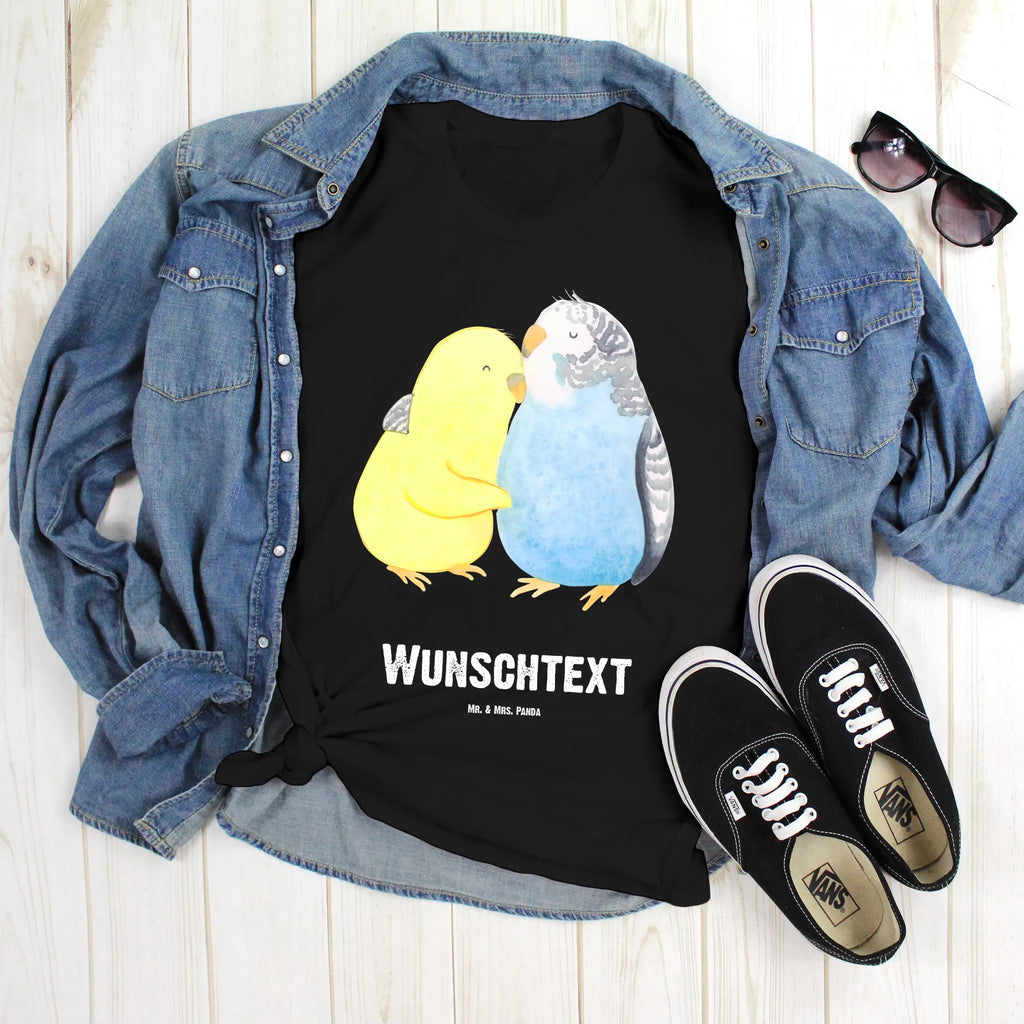 Personalised T-Shirt Parakeets in love Bedrucken, Wunschtext, T-Shirt Personalisiert, T-Shirt mit Namen, T-Shirt mit Aufruck, Freund, Jahrestag, Verlobung, Partner, Ehemann, Ehefrau, Freundin, Liebesgeschenk, Liebe, Heiraten, Heiratsantrag, Hocheitstag, Wellensittich, Nähe, Vögel, Kuscheln, Vertrauen