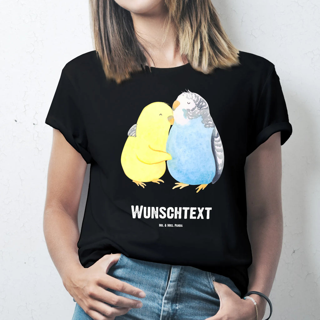 Personalised T-Shirt Parakeets in love Bedrucken, Wunschtext, T-Shirt Personalisiert, T-Shirt mit Namen, T-Shirt mit Aufruck, Freund, Jahrestag, Verlobung, Partner, Ehemann, Ehefrau, Freundin, Liebesgeschenk, Liebe, Heiraten, Heiratsantrag, Hocheitstag, Wellensittich, Nähe, Vögel, Kuscheln, Vertrauen