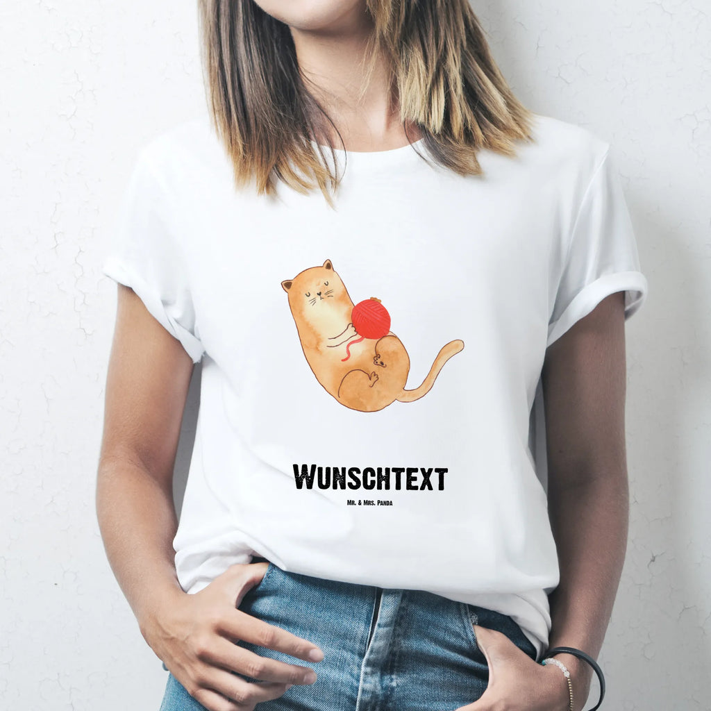Personalised T-Shirt Cat Wool Wunschtext, T-Shirt Personalisiert, T-Shirt mit Namen, T-Shirt mit Aufruck, Bedrucken, Katzenmotiv, Katzenfan, Katzendeko, Katzenfreund, Katze, Katzenliebhaber, Katzenprodukte, Katzenartikel, Katzenaccessoires, Katzensouvenirs, Katzenliebhaberprodukte, Katzenmotive, Katzen, Spielen, Verspielt, Kater, Spiel, Katzenhalter, Wolle, Wollknäuel, Cats, Haustier, Mietze, Cat, Katzenbesitzerin