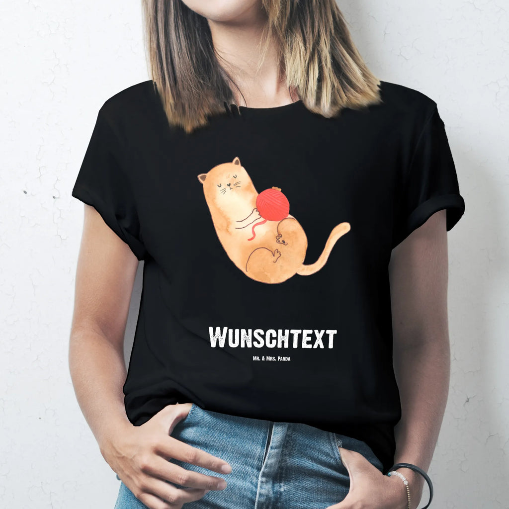 Personalised T-Shirt Cat Wool Wunschtext, T-Shirt Personalisiert, T-Shirt mit Namen, T-Shirt mit Aufruck, Bedrucken, Katzenmotiv, Katzenfan, Katzendeko, Katzenfreund, Katze, Katzenliebhaber, Katzenprodukte, Katzenartikel, Katzenaccessoires, Katzensouvenirs, Katzenliebhaberprodukte, Katzenmotive, Katzen, Spielen, Verspielt, Kater, Spiel, Katzenhalter, Wolle, Wollknäuel, Cats, Haustier, Mietze, Cat, Katzenbesitzerin