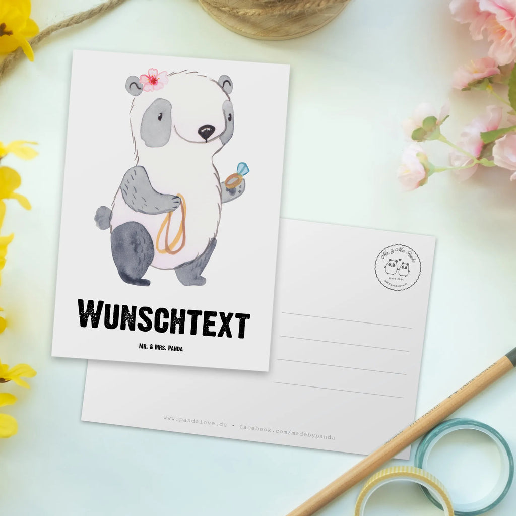 Personalisierte Postkarte Schmuckverkäuferin mit Herz Postkarte mit Wunschtext, Ansichtskarte mit Namen, Postkarte Bedrucken, Postkarte Personalisierbar, Grußkarte mit Wunschtext, Einladung mit Wunschtext, Ansichtskarte mit Wunschtext, Einladung mit Namen, Karte mit Wunschtext, Postkarte mit Namen, Geschenkkarte mit Namen, Karte mit Namen, Geschenkkarte mit Wunschtext, Grußkarte mit Namen, Geschenk, Schenken, Jubiläum, Danke, Dankeschön, Beruf, Ausbildung, Abschied, Rente, Kollege, Kollegin, Arbeitskollege, Mitarbeiter, Firma, Schmuckverkäuferin, Eröffnung, Schmuckwarenhändler, Schmied, Juwelier, Goldschmied, Schmuckgeschäft