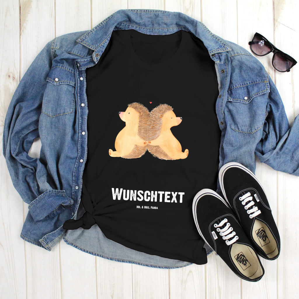 Personalised T-Shirt Hedgehogs holding hands Wunschtext, T-Shirt Personalisiert, T-Shirt mit Namen, Bedrucken, T-Shirt mit Aufruck, Freund, Partner, Hocheitstag, Liebesgeschenk, Heiraten, Ehefrau, Jahrestag, Heiratsantrag, Ehemann, Verlobung, Freundin, Liebe, Hochzeit, Love, Lieblingsmensch, Liebesbotschaft, Hand in Hand, Gemeinsamkeit, Igel, Große Liebe, Igelliebe, Liebesbeweis, Geschenk für Zwei