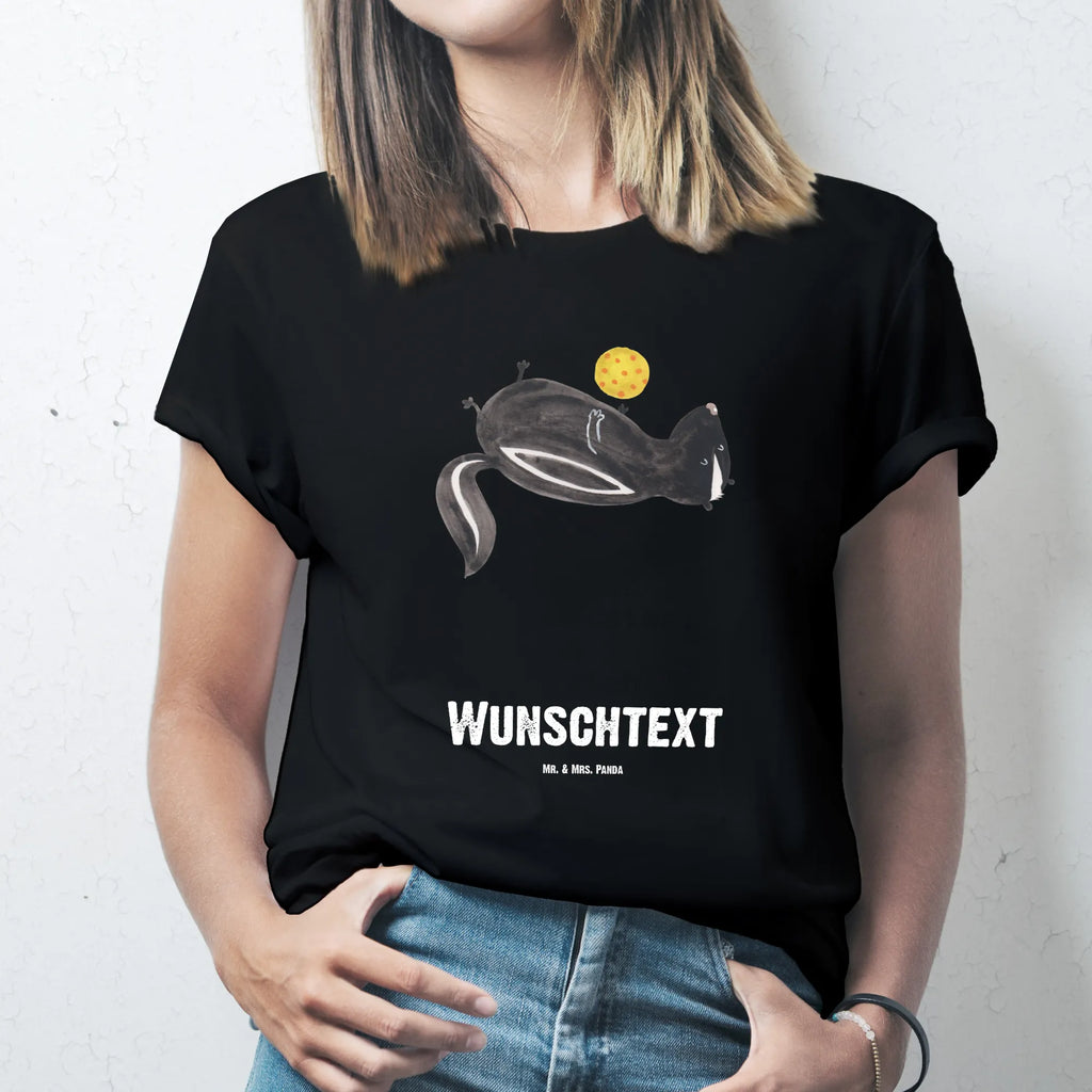 Personalised T-Shirt skunk ball T-Shirt mit Namen, T-Shirt Personalisiert, T-Shirt mit Aufruck, Wunschtext, Bedrucken, Stinktier, Skunk, Stinki, Weisheit, Verspielt, Raubtier, Wildtier, Stinker