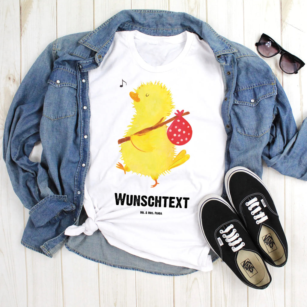 Personalisiertes T-Shirt Küken Wanderer Männer, T-Shirt mit Namen, T-Shirt Personalisiert, Bedrucken, Frauen, Wunschtext, T-Shirt mit Aufruck, Ostern, Osterhase, Ostergeschenke, Osternest, Osterdeko, Geschenke zu Ostern, Ostern Geschenk, Ostergeschenke Kinder, Ostern Kinder, Osterei, Grüße, liebe Grüße, Ostergrüße, Flausen, Reisen, Wunder, Weltenbummler, Ei, Ostereier, Frühlingsgefühle, Backpacker, Küken, Frohe Ostern, Zeitmanagement, Zeit, Freude