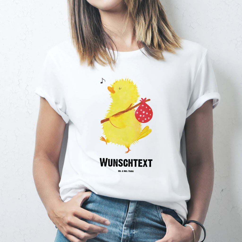 Personalisiertes T-Shirt Küken Wanderer Männer, T-Shirt mit Namen, T-Shirt Personalisiert, Bedrucken, Frauen, Wunschtext, T-Shirt mit Aufruck, Ostern, Osterhase, Ostergeschenke, Osternest, Osterdeko, Geschenke zu Ostern, Ostern Geschenk, Ostergeschenke Kinder, Ostern Kinder, Osterei, Grüße, liebe Grüße, Ostergrüße, Flausen, Reisen, Wunder, Weltenbummler, Ei, Ostereier, Frühlingsgefühle, Backpacker, Küken, Frohe Ostern, Zeitmanagement, Zeit, Freude
