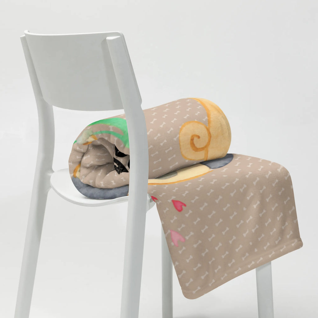 Personalisierte Decke Mops verliebt Kuscheldecke bedrucken, Personalisierte Decke, Kuscheldecke mit Namen, Decke mit Namen, Decke bedrucken, Hund, Hundemotiv, Haustier, Hunderasse, Tierliebhaber, Hundebesitzer, Sprüche, verliebt, Geschenk Freund, Liebesspruch. Verlobt, Mops, Möpse, Partner, Hundeliebe, Liebe