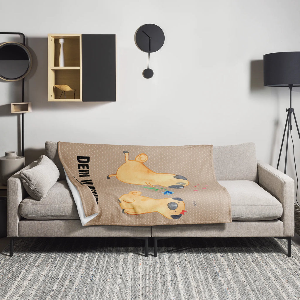Personalisierte Decke Mops verliebt Kuscheldecke bedrucken, Personalisierte Decke, Kuscheldecke mit Namen, Decke mit Namen, Decke bedrucken, Hund, Hundemotiv, Haustier, Hunderasse, Tierliebhaber, Hundebesitzer, Sprüche, verliebt, Geschenk Freund, Liebesspruch. Verlobt, Mops, Möpse, Partner, Hundeliebe, Liebe