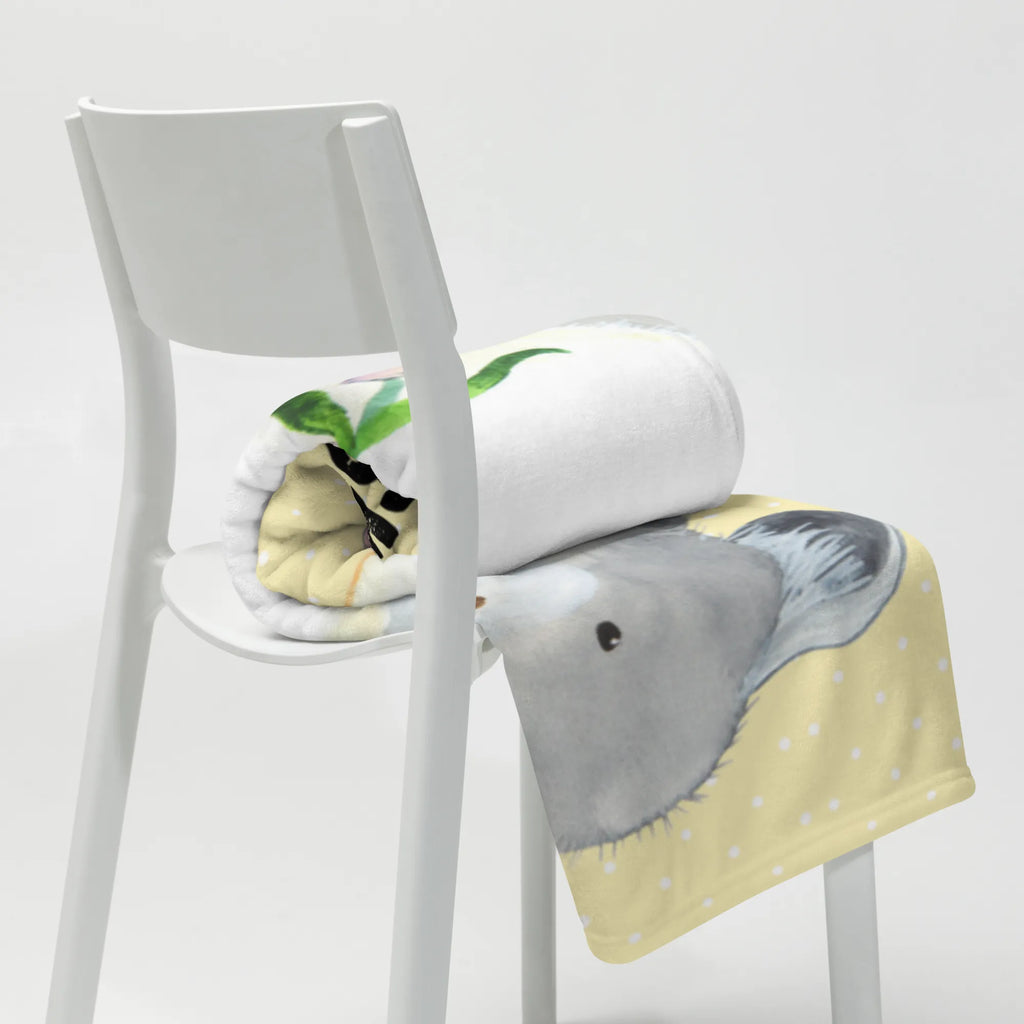 Personalisierte Decke Chinchilla mit Blume Personalisierte Decke, Kuscheldecke mit Namen, Kuscheldecke bedrucken, Decke bedrucken, Decke mit Namen, Tiermotive, Gute Laune, lustige Sprüche, Tiere, Glücklichsein, Liebeskummer, Büroalltag, Chinchilla, Chinchillas, traurig sein, Chaos, Depressionen, Büro, Kummer