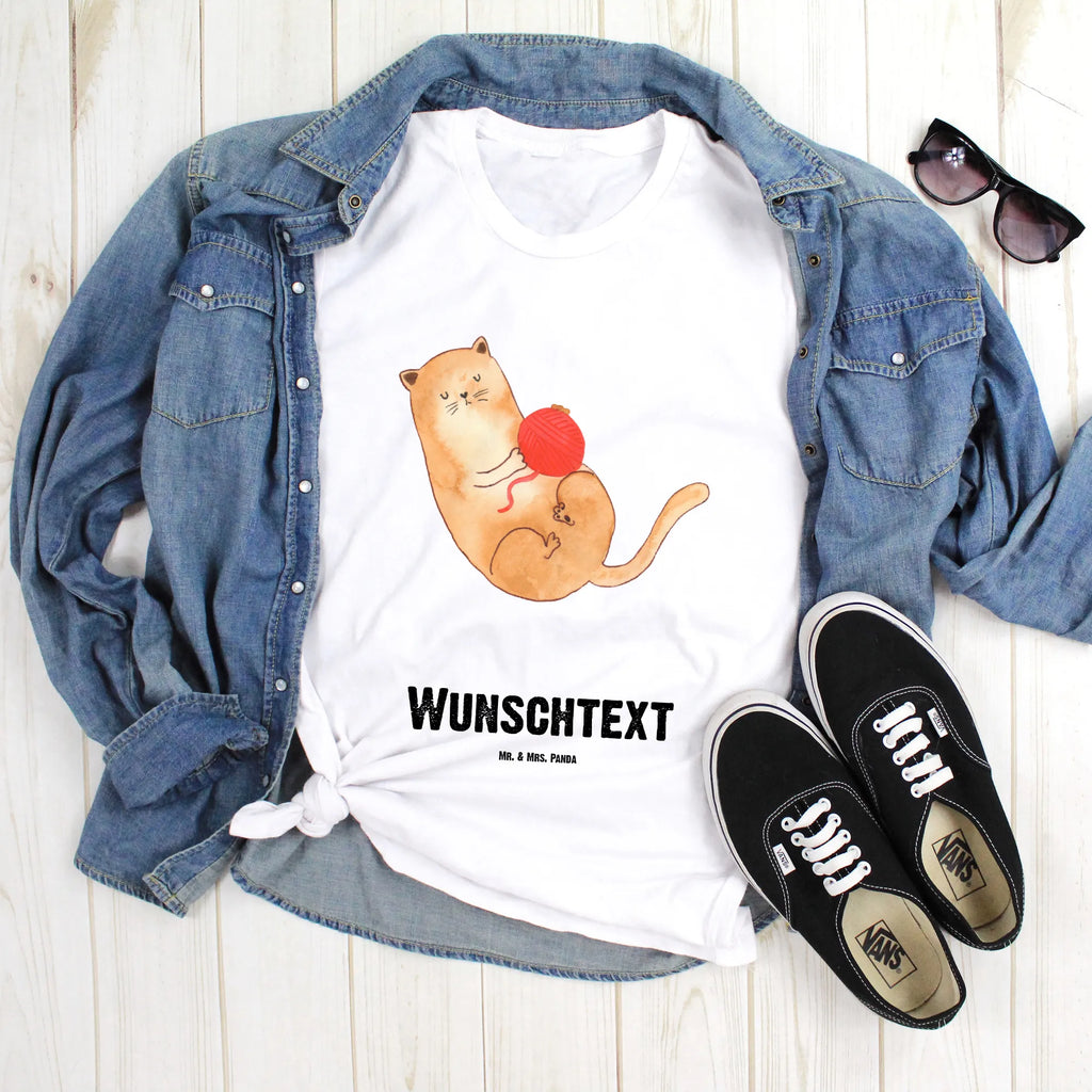 Personalised T-Shirt Cat Wool Wunschtext, T-Shirt Personalisiert, T-Shirt mit Namen, T-Shirt mit Aufruck, Bedrucken, Katzenmotiv, Katzenfan, Katzendeko, Katzenfreund, Katze, Katzenliebhaber, Katzenprodukte, Katzenartikel, Katzenaccessoires, Katzensouvenirs, Katzenliebhaberprodukte, Katzenmotive, Katzen, Spielen, Verspielt, Kater, Spiel, Katzenhalter, Wolle, Wollknäuel, Cats, Haustier, Mietze, Cat, Katzenbesitzerin