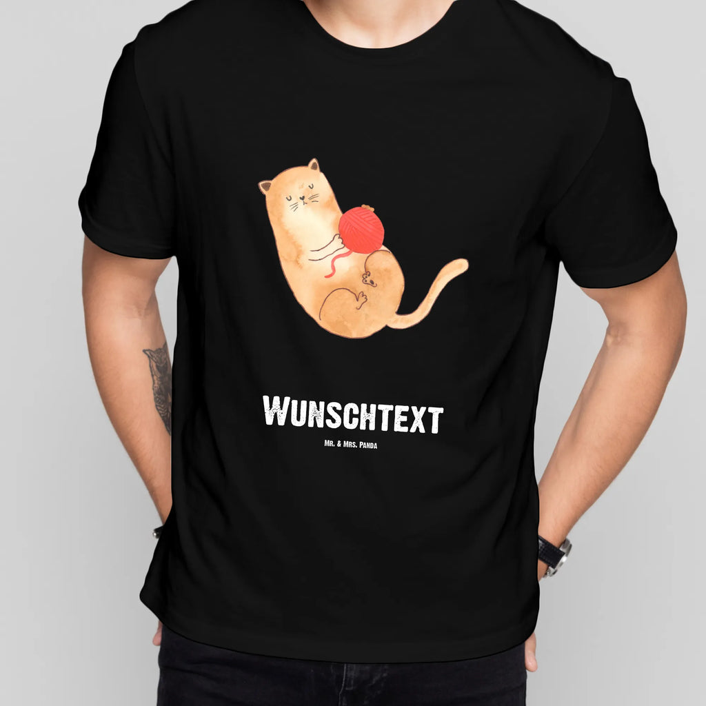 Personalised T-Shirt Cat Wool Wunschtext, T-Shirt Personalisiert, T-Shirt mit Namen, T-Shirt mit Aufruck, Bedrucken, Katzenmotiv, Katzenfan, Katzendeko, Katzenfreund, Katze, Katzenliebhaber, Katzenprodukte, Katzenartikel, Katzenaccessoires, Katzensouvenirs, Katzenliebhaberprodukte, Katzenmotive, Katzen, Spielen, Verspielt, Kater, Spiel, Katzenhalter, Wolle, Wollknäuel, Cats, Haustier, Mietze, Cat, Katzenbesitzerin