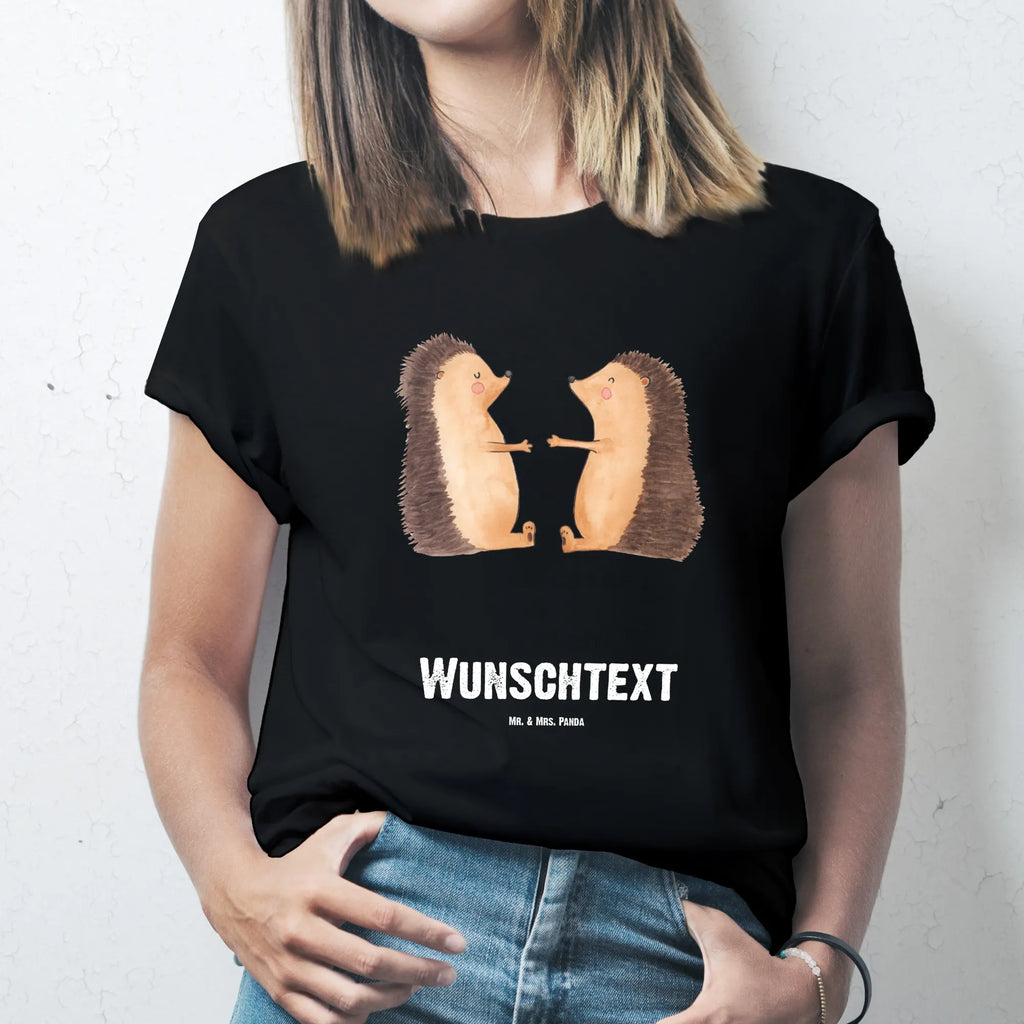 Personalisiertes T-Shirt Igel Liebe T-Shirt Personalisiert, T-Shirt mit Aufruck, Männer, Wunschtext, Frauen, T-Shirt mit Namen, Bedrucken, Liebe, Partner, Freund, Freundin, Ehemann, Ehefrau, Heiraten, Verlobung, Heiratsantrag, Liebesgeschenk, Jahrestag, Hocheitstag, Geschenk, Verlobt, Igel, Verliebt, Liebesbeweis, Hochzeitstag, Verheiratet, Hochzeit