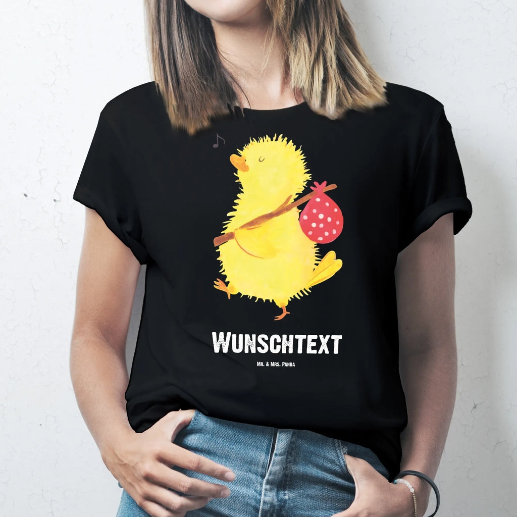 Personalisiertes T-Shirt Küken Wanderer Männer, T-Shirt mit Namen, T-Shirt Personalisiert, Bedrucken, Frauen, Wunschtext, T-Shirt mit Aufruck, Ostern, Osterhase, Ostergeschenke, Osternest, Osterdeko, Geschenke zu Ostern, Ostern Geschenk, Ostergeschenke Kinder, Ostern Kinder, Osterei, Grüße, liebe Grüße, Ostergrüße, Flausen, Reisen, Wunder, Weltenbummler, Ei, Ostereier, Frühlingsgefühle, Backpacker, Küken, Frohe Ostern, Zeitmanagement, Zeit, Freude