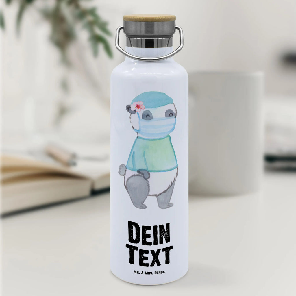 Personalisierte Trinkflasche Chirurgin mit Herz Personalisierte Trinkflasche, Trinkflasche Für Schule Mit Wunschtext, Trinkflasche Mit Klappdeckel Und Wunschtext, Getränkeflasche Mit Wunschtext, Auslaufsichere Trinkflasche Mit Wunschtext, Trinkflasche Für Erwachsene Mit Gravur, Geschenk Trinkflasche Personalisiert, Trinkbehälter Mit Namen, Thermo-Trinkflasche Mit Namen, Edelstahl Trinkflasche Mit Gravur, Trinkflasche Bedruckt Mit Namen, Trinkflasche Mit Wunschtext, Flasche Mit Gravur, Trinkflasche Für Sport Mit Wunschtext, Wiederverwendbare Trinkflasche Mit Wunschtext, Trinkflasche Mit Namen, Lustige Trinkflasche Mit Gravur, Trinkflasche Mit Text, Wasserflasche Mit Namen, Design Trinkflasche Mit Wunschtext, Glas Trinkflasche Mit Namen, Trinkflasche Für Herren Mit Gravur, Trinkflasche Für Büro Mit Gravur, Trinkflasche Für Damen Mit Namen, Trinkflasche Für Kinder Mit Namen, Trinkflasche Mit Gravur, Trinkflasche Für Kita Mit Namen, Trinkflasche Selbst Gestalten, Trinkflasche Als Geschenk Mit Namen, BPA-Freie Trinkflasche Personalisiert, Isolierte Trinkflasche Mit Gravur, Trinkflasche Mit Motiv Und Namen, Kunststoff Trinkflasche Mit Wunschtext, Beruf, Ausbildung, Jubiläum, Abschied, Rente, Kollege, Kollegin, Geschenk, Schenken, Arbeitskollege, Mitarbeiter, Firma, Danke, Dankeschön, Chirurgin, Krankenhaus, Unfallchirurgini, Ärztin, Medizinerin, Notfallchirurgin
