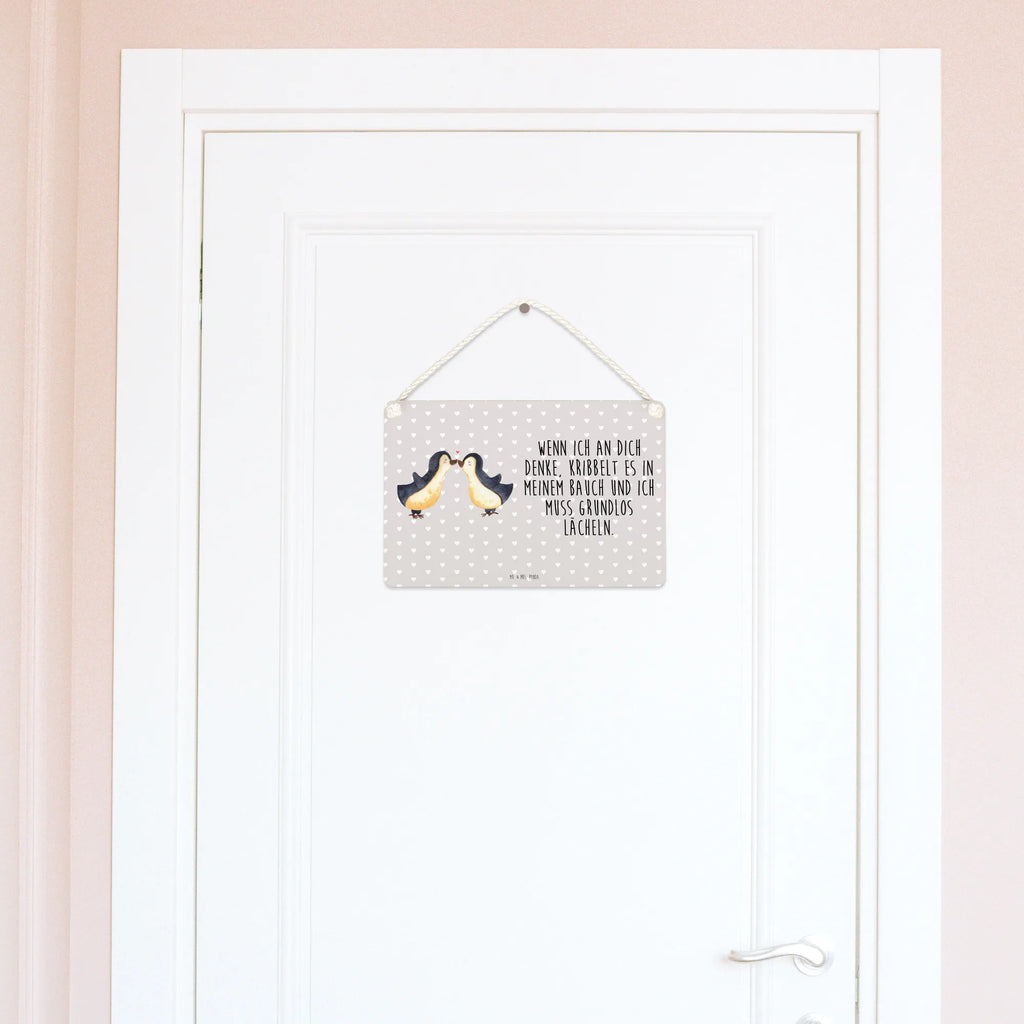 Deko Schild Pinguine Kuss Türschild Familie, Holztafel, wandtafel, Schild, Türschild, Badschild, holzbild, Deko Schild, dekotafel, wandhänger, dekoschilder, dekoration schild, Küchenschild, Schild mit Spruch, hängeschild, sprüche schild, Dekoschild, Motivschild, Wandschild, Spruchschild, Holzschild, Deko Wandtafel, Verlobung, Partner, Ehemann, Ehefrau, Liebe, Heiraten, Liebesgeschenk, Heiratsantrag, Hocheitstag, Freundin, Jahrestag, Freund, Geschenk für Frauen, Hochzeitstag, für Ehemann, Mitbringsel, für Männer, Valentinstag, Geschenk für Freundin, Liebesbeweis, Geschenk für Partner