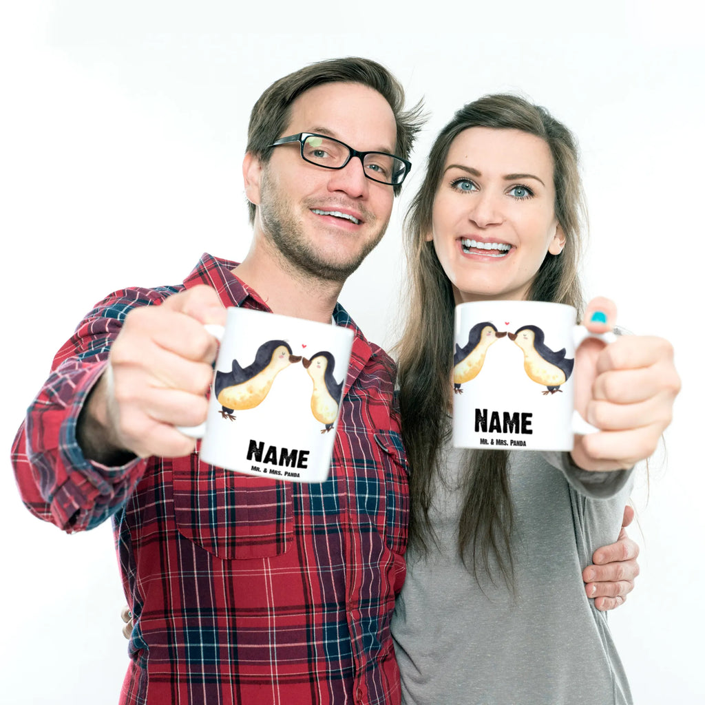 Personalisierte Tasse Pinguine Kuss Wunschname, Namen, Personalisierte Tasse, Namenstasse, Personalisiert, Tasse, Drucken, Tasse mit Namen, Freundin, Freund, Liebe, Liebesgeschenk, Jahrestag, Verlobung, Partner, Ehemann, Ehefrau, Heiraten, Heiratsantrag, Hocheitstag, für Männer, Mitbringsel, Hochzeitstag, Geschenk für Freundin, Liebesbeweis, für Ehemann, Valentinstag, Geschenk für Frauen, Geschenk für Partner