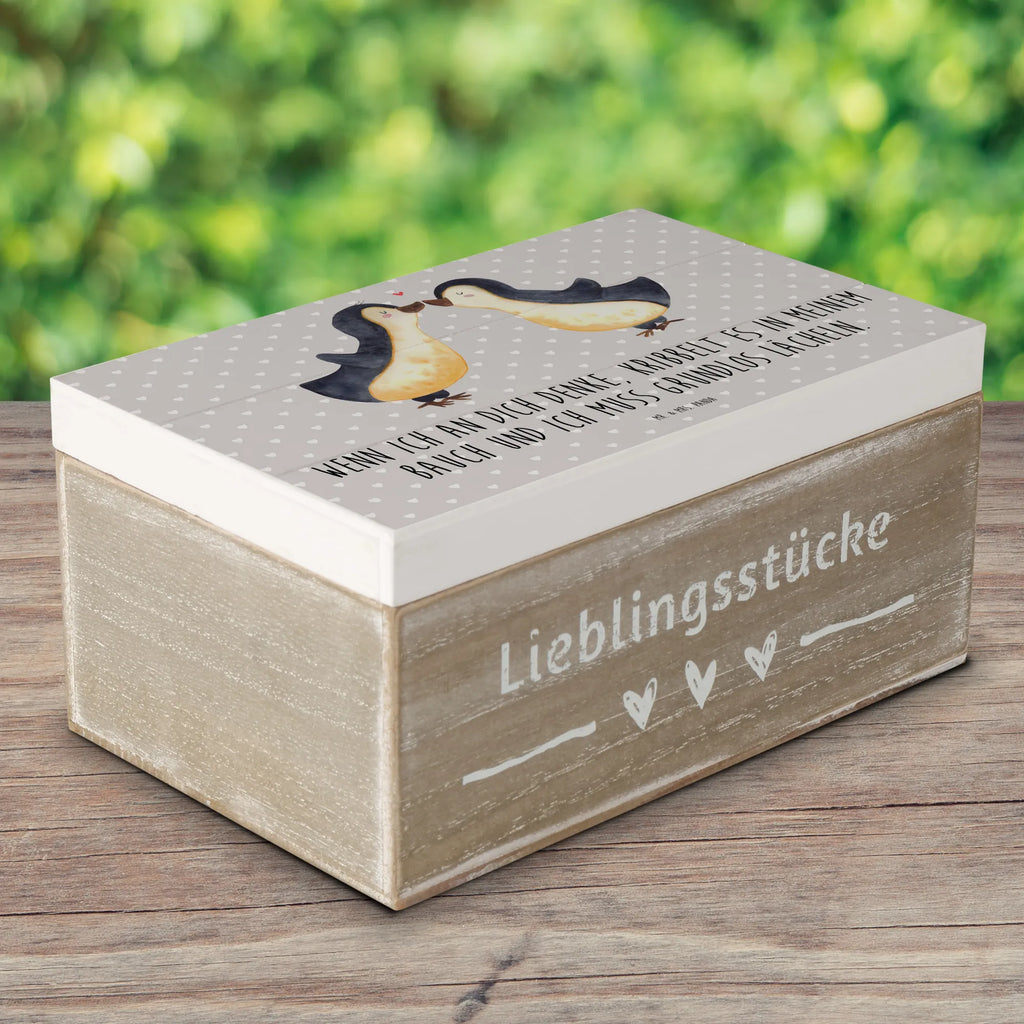 Holzkiste Pinguine Kuss Box aus Holz, aufbewahrungskiste mit deckel, aufbewahrungskisten, Holzkisten, box holz, truhe holz, Holzkiste mit Deckel, holzschatulle, Holz Aufbewahrungsbox, aufbewahrungsboxen, Holzbox mit Deckel, Holzkiste, Holztruhe, aufbewahrungstruhe, holztruhen, kiste holz, holzkästchen, Holzboxen, Schatulle, Holzbox, holzschachtel, Aufbewahrungskiste, Aufbewahrungsbox, Aufbewahrungsbox aus Holz, Aufbewahrungsbox Holz, Partner, Ehemann, Heiratsantrag, Ehefrau, Liebe, Freund, Hocheitstag, Liebesgeschenk, Jahrestag, Freundin, Heiraten, Verlobung, Geschenk für Frauen, für Ehemann, Liebesbeweis, Geschenk für Freundin, Mitbringsel, Hochzeitstag, Geschenk für Partner, für Männer, Valentinstag