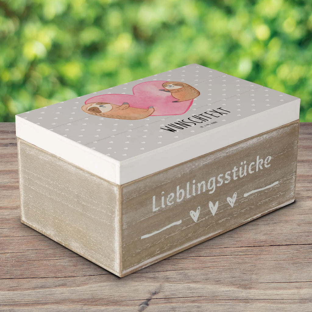 Personalisierte Holzkiste Faultiere Herz Kiste Personalisiert, Truhe mit Namen, Schatulle mit Namen, Erinnerungsbox mit Namen, Schatzkiste Personalisiert, Dekokiste Personalisiert, Kiste mit Namen, Erinnerungsbox Personalisiert, GEschenkdose personalisiert, Aufbewahrungsbox mit Namen, Holzkiste mit Namen, Aufbewahrungsbox Personalisiert, Dekokiste mit Namen, Geschenkbox personalisiert, Schatzkiste mit Namen, Erinnerungskiste, Truhe Personalisiert, Holzkiste Personalisiert, Schatulle Personalisiert, Erinnerungskiste Personalisiert, mit Namen, Liebe, Partner, Freund, Freundin, Ehemann, Ehefrau, Heiraten, Verlobung, Heiratsantrag, Liebesgeschenk, Jahrestag, Hocheitstag, Geschenk für Frauen, für Männer, für Ehemann, Valentinstag, Geschenk für Freundin, Mitbringsel, Geschenk für Partner, Liebesbeweis, Hochzeitstag