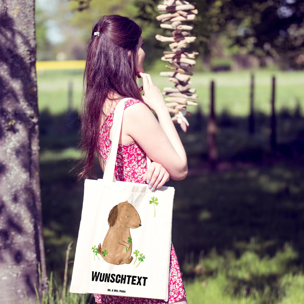 Personalisierte Tragetasche Hund Kleeblatt Personalisierter Jutebeutel, Stoffbeutel mit Namen, Personalisierter Stoffbeutel, Personalisierte Jutetasche, Personalisierter Beutel, Einkaufstasche mit Namen, Personalisierte Einkaufstasche, Personalisierte Kindergartentasche, Personalisierte Beuteltasche, Tragetasche mit Namen, Personalisierte Tasche, Hund, Hundemotiv, Haustier, Hunderasse, Tierliebhaber, Hundebesitzer, Sprüche, Motivation, Geschenk, Tagträume, Kleeblatt, Selbstliebe, Glück, Achtsamkeit, Neuanfang, Glücksbringer