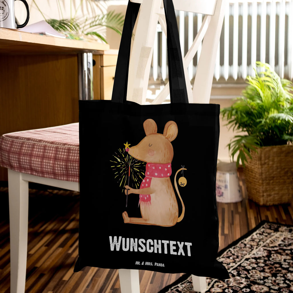Personalisierte Tragetasche Weihnachtsmaus Personalisierte Tasche, Personalisierte Jutetasche, Personalisierter Stoffbeutel, Tragetasche mit Namen, Personalisierte Einkaufstasche, Personalisierter Jutebeutel, Personalisierte Beuteltasche, Personalisierte Kindergartentasche, Stoffbeutel mit Namen, Einkaufstasche mit Namen, Personalisierter Beutel, Winter, Weihnachten, Weihnachtsdeko, Nikolaus, Advent, Heiligabend, Wintermotiv, Weihnachtsgruß, Weihnachtswunder, Mäuschen, Frohe Weihnachten, Maus, Weihnachtsmotiv
