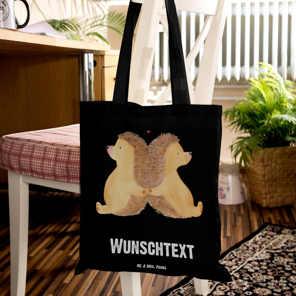 Personalisierte Tragetasche Igel händchenhaltend Personalisierte Jutetasche, Personalisierte Kindergartentasche, Tragetasche mit Namen, Personalisierter Beutel, Umhängetasche, Personalisierte Einkaufstasche, Personalisierte Beuteltasche, Shopper, Strandtasche, Einkaufsbeutel, Schultertasche, Personalisierter Stoffbeutel, Einkaufstasche mit Namen, Stoffbeutel mit Namen, Tüte, Personalisierter Jutebeutel, Personalisierte Tasche, Freundin, Freund, Liebe, Liebesgeschenk, Jahrestag, Verlobung, Partner, Ehemann, Ehefrau, Heiraten, Heiratsantrag, Hocheitstag, Liebesbotschaft, Liebesbeweis, Hand in Hand, Love, Lieblingsmensch, Igelliebe, Große Liebe, Igel, Geschenk für Zwei, Gemeinsamkeit, Hochzeit