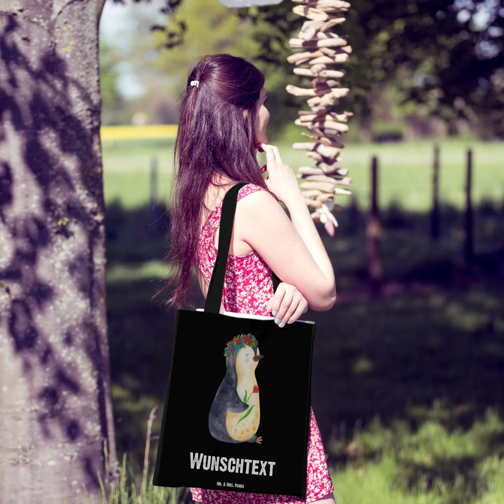 Personalisierte Tragetasche Pinguin Blumenkranz Schultertasche, Einkaufsbeutel, Strandtasche, Personalisierte Tasche, Personalisierte Beuteltasche, Personalisierte Einkaufstasche, Personalisierte Jutetasche, Tragetasche mit Namen, Einkaufstasche mit Namen, Personalisierte Kindergartentasche, Tüte, Shopper, Personalisierter Stoffbeutel, Stoffbeutel mit Namen, Personalisierter Beutel, Personalisierter Jutebeutel, Umhängetasche, Pinguin, Liebeskummer, Leben, Universum, Pinguine, Blumenkranz, Motivation, Ziele, Wünsche, Geschenkidee, Lebensziele, Lebenslust