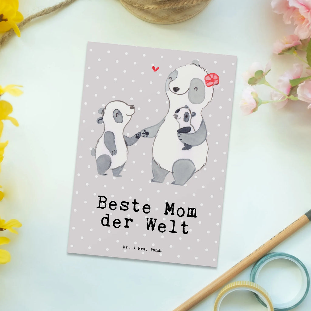 Postkarte Panda Beste Mom der Welt Kunstkarten, Designkarte, Grußkarte, Ansichtskarten, spruchkarte, Postkarten, einzelkarte, Fotokarte, Ansichtskarte, Postkarte, bildkarte, kunstkarte, Motivkarte, Geschenkidee, Geschenk, Schenken, Mitbringsel, Geburtstag, Geburtstagsgeschenk, für, Danke, Dankeschön, Bedanken, Freude machen, Geschenktipp, Sohn, Mutter, Tochter, Muttertag, Ma, Mami, Beste, Mommy, Supermama, Mom, Mutti, Mama, Beste Mama