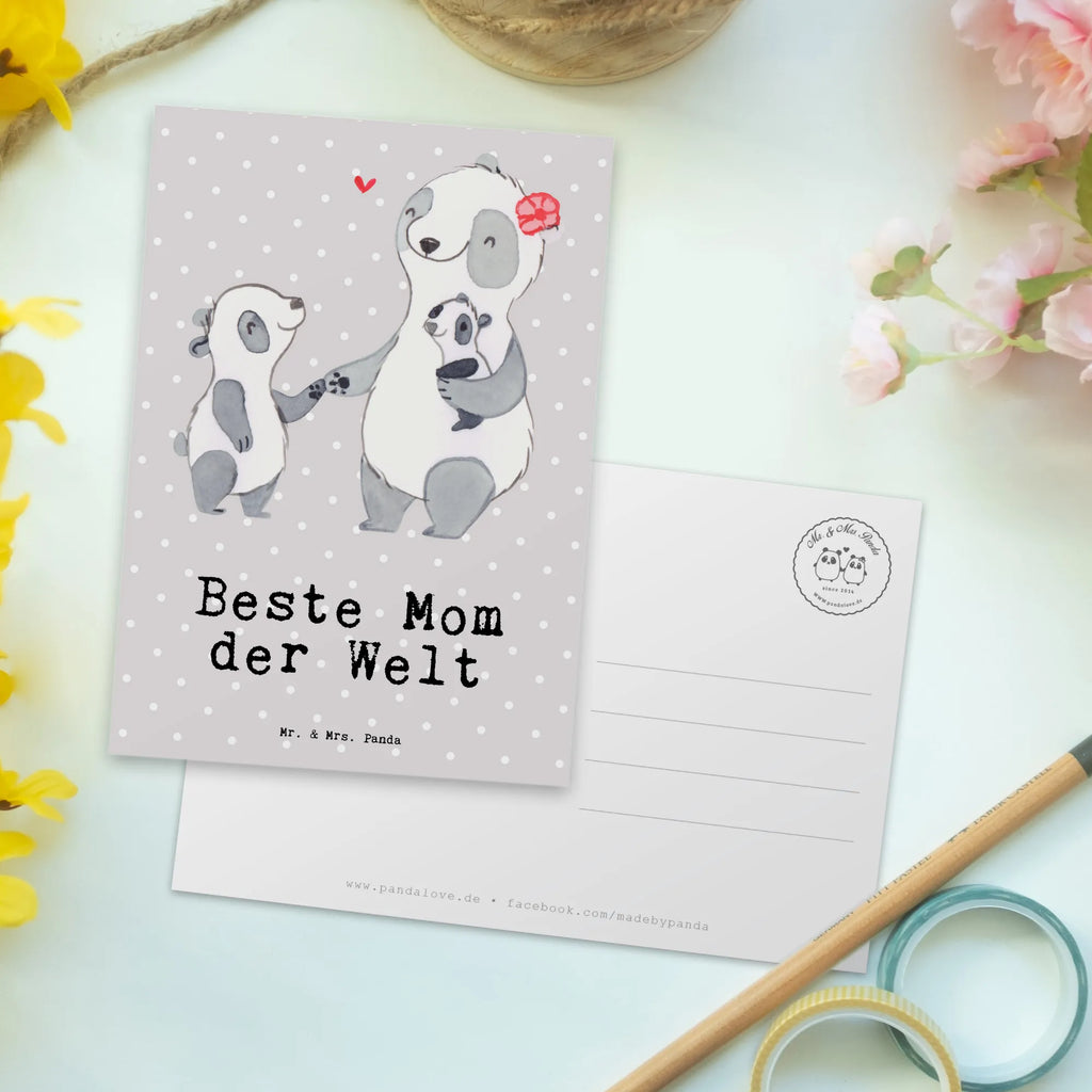 Postkarte Panda Beste Mom der Welt Kunstkarten, Designkarte, Grußkarte, Ansichtskarten, spruchkarte, Postkarten, einzelkarte, Fotokarte, Ansichtskarte, Postkarte, bildkarte, kunstkarte, Motivkarte, Geschenkidee, Geschenk, Schenken, Mitbringsel, Geburtstag, Geburtstagsgeschenk, für, Danke, Dankeschön, Bedanken, Freude machen, Geschenktipp, Sohn, Mutter, Tochter, Muttertag, Ma, Mami, Beste, Mommy, Supermama, Mom, Mutti, Mama, Beste Mama