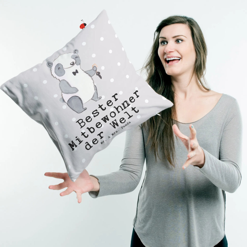 40x40 Kissen Panda Bester Mitbewohner der Welt Sofakissen, Kissenbezug 40x40, Kissenbezüge, sitzkissen, Kissen, Kissen 40x40, Zierkissen, Kopfkissen 40x40, Kissenhülle, Kissen 40x40 Waschbar, Couchkissen, Kissenhülle 40x40, Dekokissen 40x40, Sofakissen 40x40, Kopfkissen, Dekokissen, sofakissen, Motivkissen, Dekokissen Sofa, für, Dankeschön, Geschenk, Schenken, Geburtstag, Geburtstagsgeschenk, Geschenkidee, Danke, Bedanken, Mitbringsel, Freude machen, Geschenktipp, Zimmernachbar, Wohngemeinschaft, Zimmerkollege, Zimmergenosse, Stubenkamerad, Mitbewohner, WG, WG-Bewohner