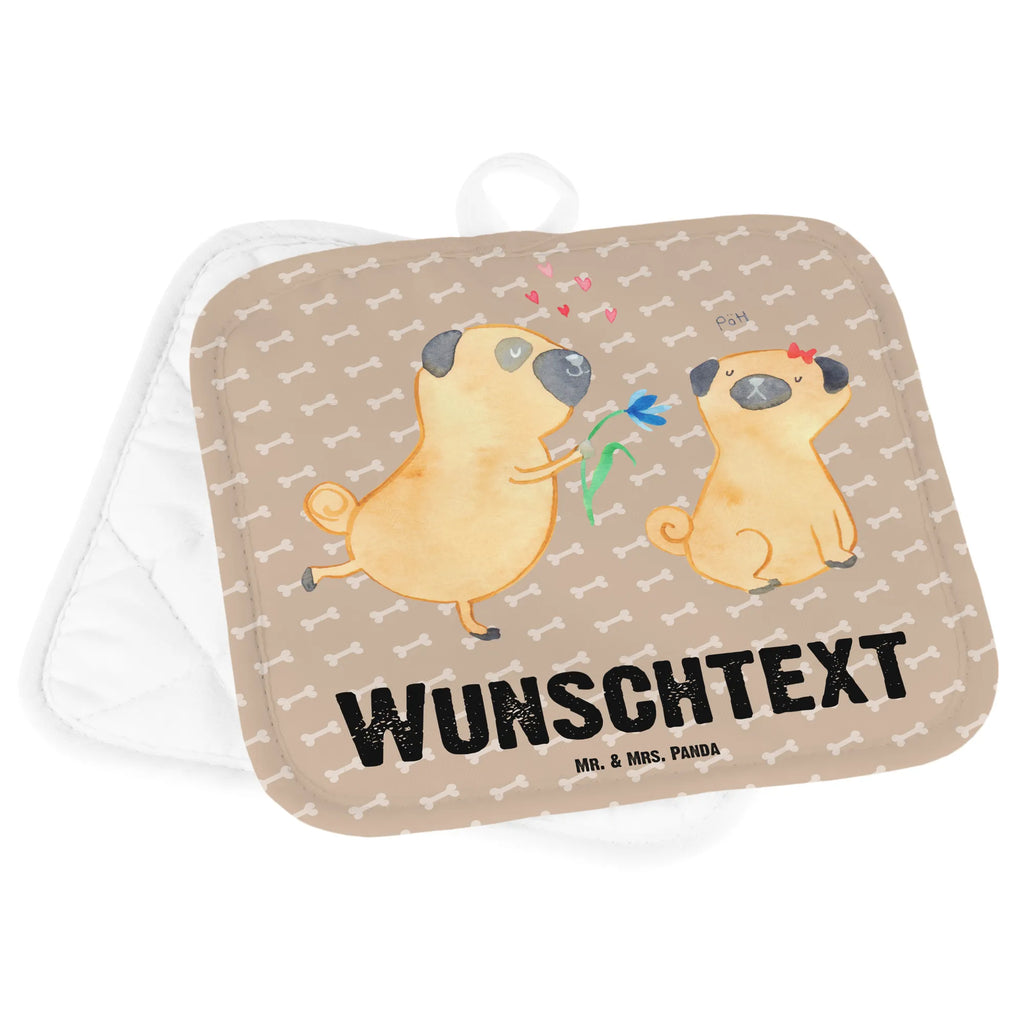 Personalisierte Topflappen Mops verliebt Namensaufdruck, Personalisierte Topfuntersetzer, Topflappen Set Personalisiert, Personalisierter Ofenhandschuh, Topflappen mit Namen, Topflappen Personalisiert, Sprüche, Hund, Hunderasse, Hundebesitzer, Hundemotiv, Haustier, Tierliebhaber, Möpse, Hundeliebe, Mops, Verliebt, Geschenk Freund, Liebe, Partner, Liebesspruch. Verlobt