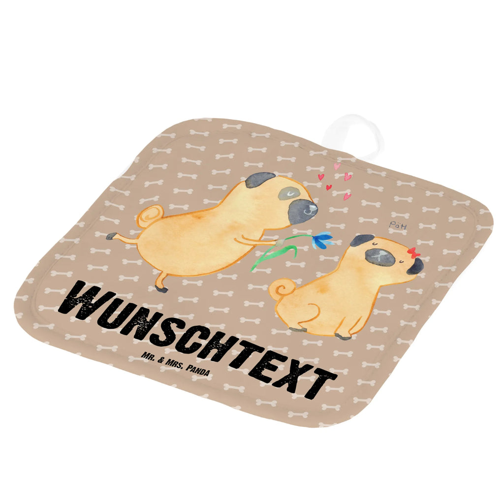 Personalisierte Topflappen Mops verliebt Namensaufdruck, Personalisierte Topfuntersetzer, Topflappen Set Personalisiert, Personalisierter Ofenhandschuh, Topflappen mit Namen, Topflappen Personalisiert, Sprüche, Hund, Hunderasse, Hundebesitzer, Hundemotiv, Haustier, Tierliebhaber, Möpse, Hundeliebe, Mops, Verliebt, Geschenk Freund, Liebe, Partner, Liebesspruch. Verlobt