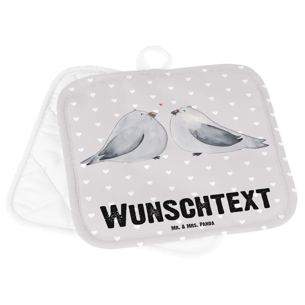 Personalisierte Topflappen Turteltauben Liebe Namensaufdruck, Personalisierter Ofenhandschuh, Topflappen Set Personalisiert, Topflappen Personalisiert, Topflappen mit Namen, Personalisierte Topfuntersetzer, Freundin, Freund, Liebe, Liebesgeschenk, Jahrestag, Verlobung, Partner, Ehemann, Ehefrau, Heiraten, Heiratsantrag, Hocheitstag, Turteltäubchen, Liebesbeweis, Verliebt, Geschenk Hochzeit, Geschenk Freund, Hochzeitstag, Turteltauben, Verheiratet, Verlobt, Geschenk Freundin, Tauben