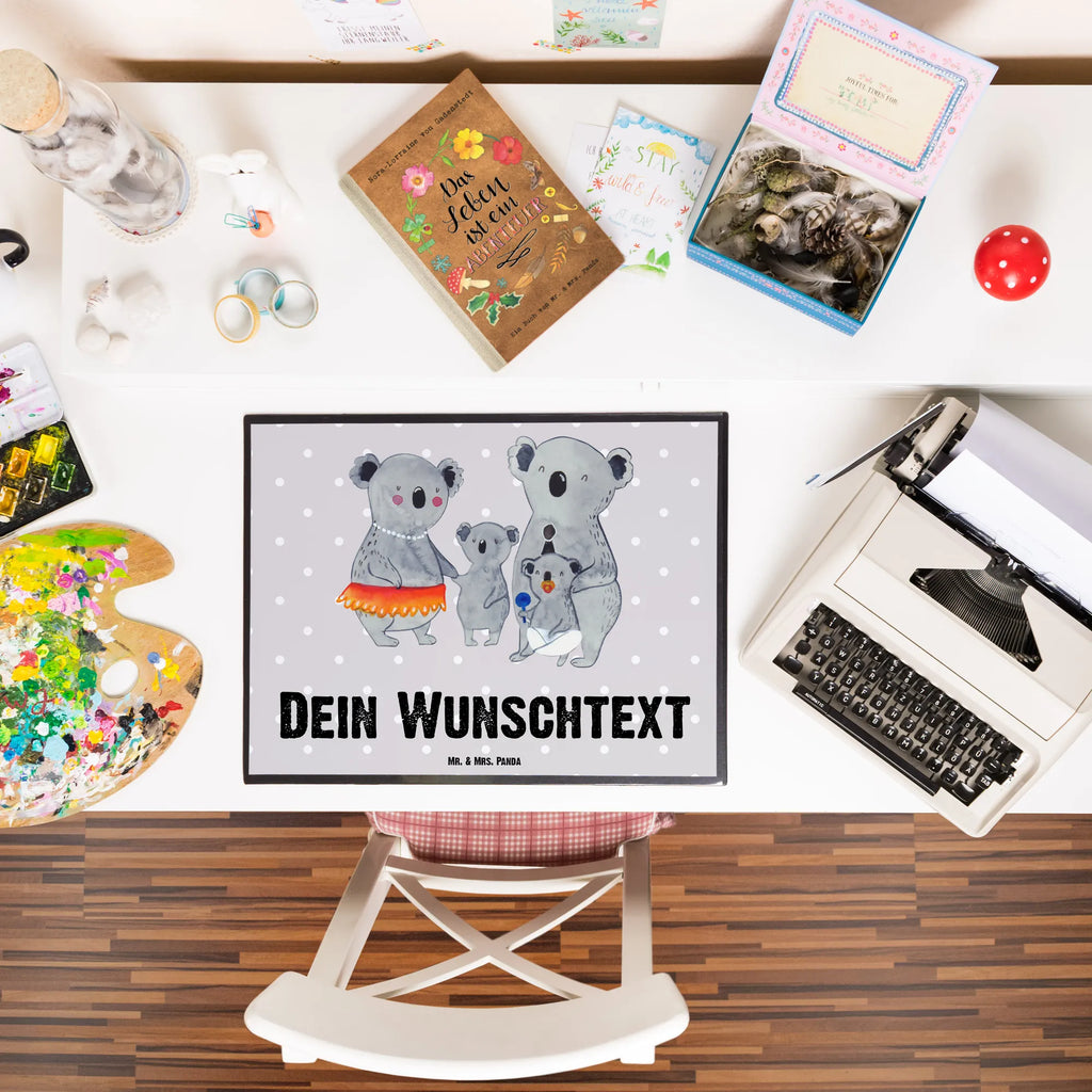 Personalisierte Schreibtischunterlage Koala Familie Schreibtisch Unterlagen mit Namen, Selbst gestalten, Namensaufdruck, Personalisierte Schreibunterlage, Schreibunterlage mit Namen, Schreibtischauflage mit Namen, Namenspersonalisierung, Personalisierte Schreibtischauflage, Personalisierte Schreibtisch Unterlagen, Familie, Vatertag, Muttertag, Bruder, Schwester, Mama, Papa, Oma, Opa, Kinder, Geschwister, Koala, Family, Familienleben, Koalas