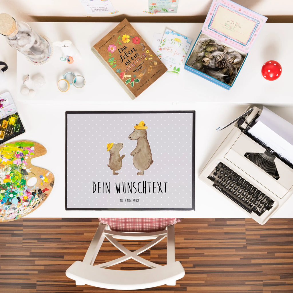 Personalisierte Schreibtischunterlage Bären mit Hut Namenspersonalisierung, Schreibunterlage mit Namen, Personalisierte Schreibtisch Unterlagen, Schreibtisch Matte, Schreibtisch Unterlagen mit Namen, Personalisierte Schreibtischauflage, Personalisierte Schreibunterlage, Schreibtischauflage mit Namen, Selbst Gestalten, Namensaufdruck, Muttertag, Vatertag, Mama, Papa, Oma, Opa, Familie, Schwester, Bruder, Daddy, Kind, Papi, Bär, Vater, Bären, Vater-Sohn, Family, Lieblingsmensch, Dad, Paps, Söhne, Sohn, Vorbild, Kinder