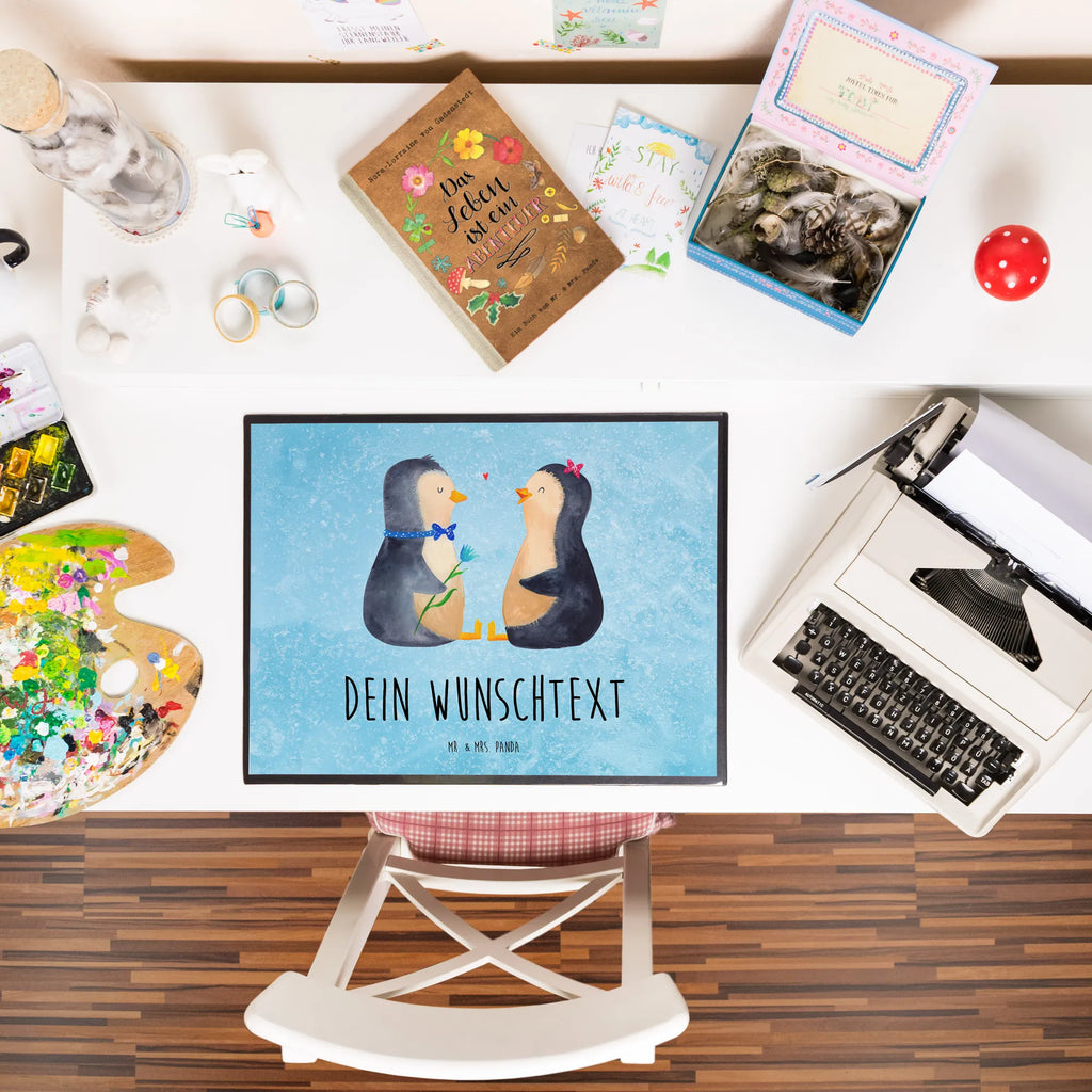 Personalisierte Schreibtischunterlage Pinguin Pärchen Namenspersonalisierung, Personalisierte Schreibunterlage, Namensaufdruck, Schreibunterlage mit Namen, Schreibtischauflage mit Namen, Schreibtisch Unterlagen mit Namen, Personalisierte Schreibtischauflage, Selbst gestalten, Personalisierte Schreibtisch Unterlagen, Pinguin, Liebesgeschenk, Liebespaar, Jahrestag, Traumpaar, Pinguine, Hochzeitsgeschenk, Verlobung, Hochzeitstag, große Liebe, Liebe, Hochzeit, Liebesbeweis