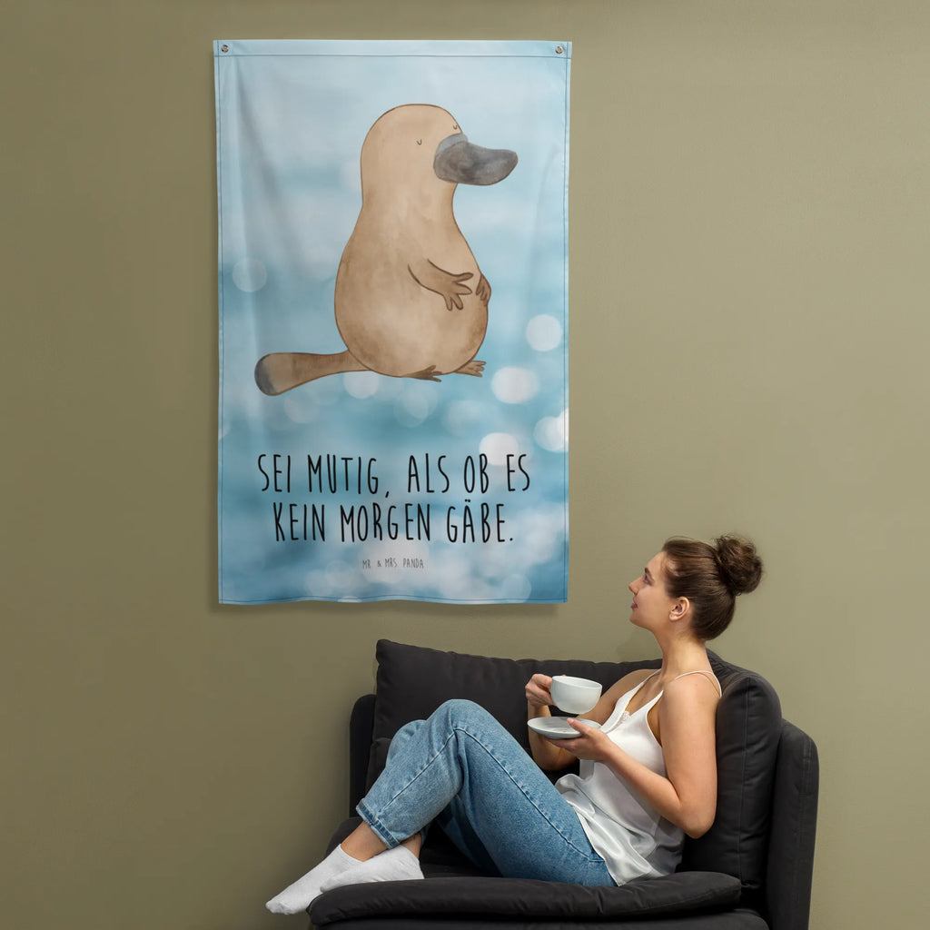 Wandteppich Schnabeltier mutig Tapisserie, Tapestry, Schmuck-Wandbehang, Kinderzimmer Deko, Wandbild, Kinderzimmer Wand, Wandbehang, Wandtuch, Wand Deko, Wandteppich, Kinderzimmer Wanddeko, Boho, Textil-Kunst, Meer, Urlaub, Meerestiere, Motivation, Training, Neustart, Mut, Weltreise, Neuanfang, mutig, Lebensweisheit, Büro, Arbeit, Raodtrip, Schnabeltier, Schnabeltiere