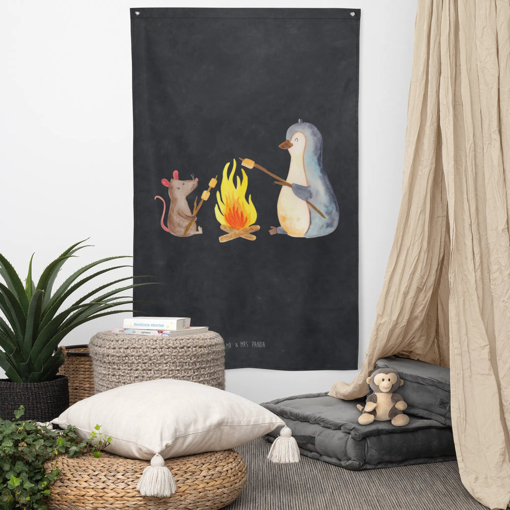 Tapestry Penguin campfire Textil-Kunst, Dekoration, Wanddeko, Wandbehang, Kinderzimmer Wanddeko, Kinderzimmer, Wandteppich, Schmuck-Wandbehang, Wand Deko, Boho, Wandbild, Tapestry, Wandtuch, Kinderzimmer Deko, Kinderzimmer Wand, Tapisserie, Pinguin, Maus, Neustart, Lebensspruch, Marshmallows, Leben, Liebe, Lagerfeuer, Lebensmotivation, Büro, Pinguine, Büroalltag, Motivation, Arbeit, Feuer, grillen, Job