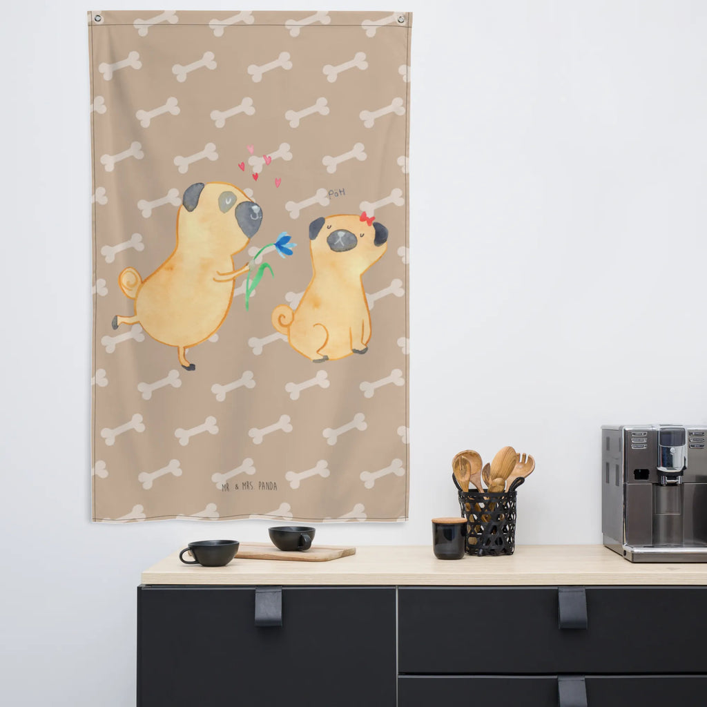 Wandteppich Mops verliebt Wandbehang, Schmuck-Wandbehang, Kinderzimmer Wanddeko, Wanddeko, Dekoration, Wandbild, Kinderzimmer Wand, Kinderzimmer Deko, Wandtuch, Tapestry, Kinderzimmer, Wandteppich, Tapisserie, Wand Deko, Textil-Kunst, Boho, Hund, Hundemotiv, Haustier, Hunderasse, Tierliebhaber, Hundebesitzer, Sprüche, verliebt, Mops, Liebesspruch. Verlobt, Partner, Hundeliebe, Geschenk Freund, Liebe, Möpse