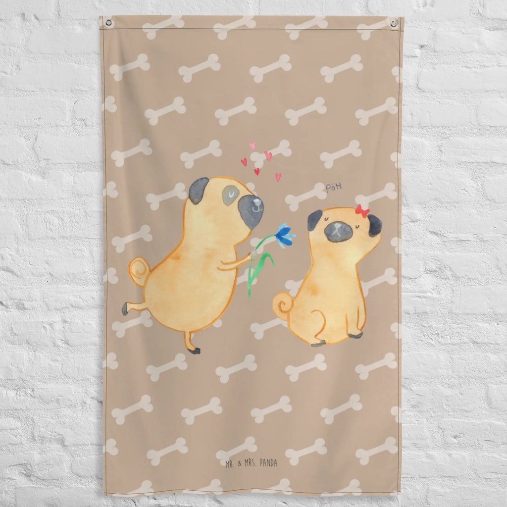 Wandteppich Mops verliebt Wandbehang, Schmuck-Wandbehang, Kinderzimmer Wanddeko, Wanddeko, Dekoration, Wandbild, Kinderzimmer Wand, Kinderzimmer Deko, Wandtuch, Tapestry, Kinderzimmer, Wandteppich, Tapisserie, Wand Deko, Textil-Kunst, Boho, Hund, Hundemotiv, Haustier, Hunderasse, Tierliebhaber, Hundebesitzer, Sprüche, verliebt, Mops, Liebesspruch. Verlobt, Partner, Hundeliebe, Geschenk Freund, Liebe, Möpse