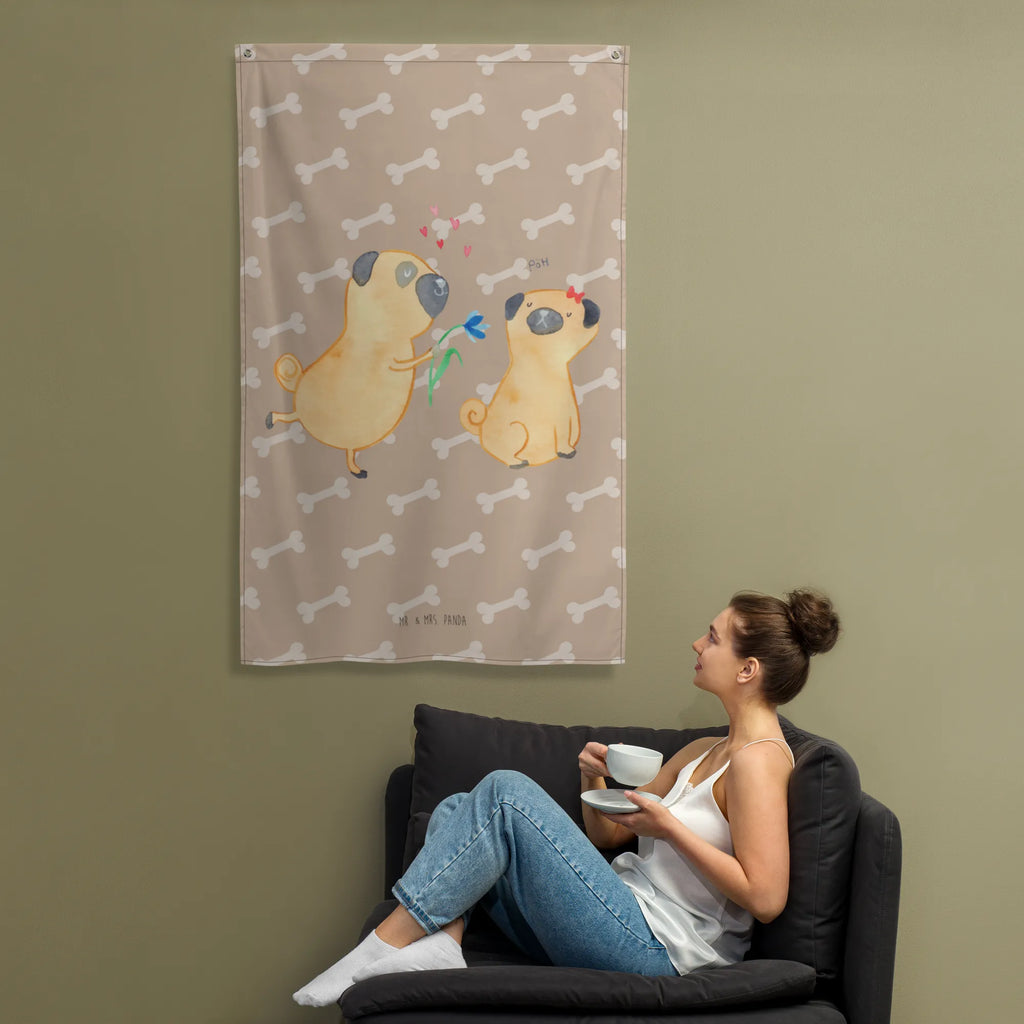 Wandteppich Mops verliebt Wandbehang, Schmuck-Wandbehang, Kinderzimmer Wanddeko, Wanddeko, Dekoration, Wandbild, Kinderzimmer Wand, Kinderzimmer Deko, Wandtuch, Tapestry, Kinderzimmer, Wandteppich, Tapisserie, Wand Deko, Textil-Kunst, Boho, Hund, Hundemotiv, Haustier, Hunderasse, Tierliebhaber, Hundebesitzer, Sprüche, verliebt, Mops, Liebesspruch. Verlobt, Partner, Hundeliebe, Geschenk Freund, Liebe, Möpse