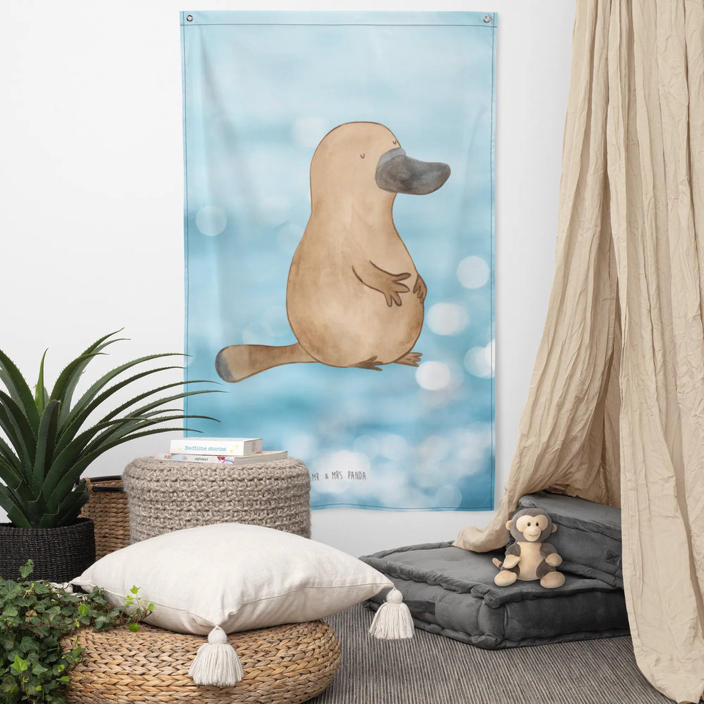 Wandteppich Schnabeltier mutig Tapisserie, Tapestry, Schmuck-Wandbehang, Kinderzimmer Deko, Wandbild, Kinderzimmer Wand, Wandbehang, Wandtuch, Wand Deko, Wandteppich, Kinderzimmer Wanddeko, Boho, Textil-Kunst, Meer, Urlaub, Meerestiere, Motivation, Training, Neustart, Mut, Weltreise, Neuanfang, mutig, Lebensweisheit, Büro, Arbeit, Raodtrip, Schnabeltier, Schnabeltiere