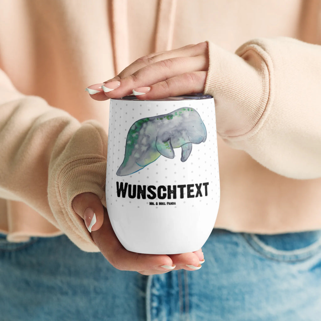 Personalisierter Weinbecher Seekuh chillt Weinbecher Für Camping Mit Namensgravur, Trinkbecher Wein Mit Namen, Modernes Weinglas Mit Wunschname, Weinbecher Mit Namen, Reise-Weinbecher Mit Namen, Öko Weinglas Mit Namensdruck, Kunststoff-Weinglas Mit Namen, Stapelbares Weinglas Mit Namen, Weinglas Für Party Mit Wunschname, Weinbecher Aus Edelstahl Mit Namen, Weinbecher Mit Deckel Und Namen, Kelchglas Mit Wunschname, Kristallglas Weinglas Mit Wunschname, Weinglas Für Zuhause Mit Namensgravur, Weinbecher Für Picknick Mit Namen, Weinglas Mit Namensgravur, Klassisches Weinglas Mit Namensgravur, Personalisierter Weinbecher, Becher Aus Edelstahl Für Wein Mit Namen, Spülmaschinenfestes Weinglas Mit Gravur, Bambus-Weinbecher Mit Wunschname, Weinglas Mit Initialen, Universalglas Mit Namensgravur, Acryl-Weinbecher Mit Namensgravur, Umweltfreundliches Weinglas Mit Namen, Rustikaler Weinbecher Mit Namen, Mundgeblasenes Weinglas Mit Namen, Thermo-Weinbecher Mit Namensaufdruck, Becher Für Wein Mit Namensdruck, Meerestiere, Meer, Urlaub, Essen, Süßigkeiten, Seekuh, Diätwahn, Zucker, Abnehmen, Diät, Seekühe