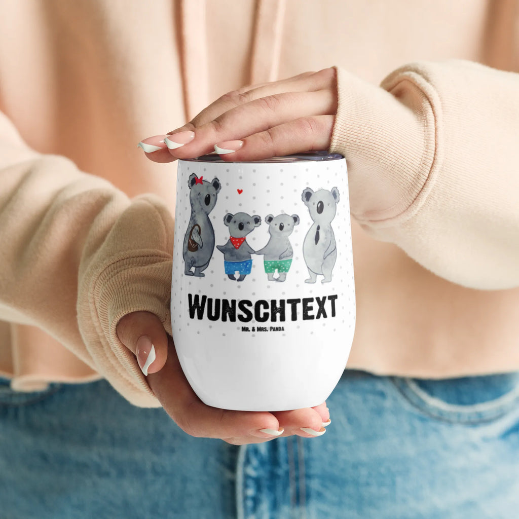 Personalisierter Weinbecher Koala Familie zwei Klassisches Weinglas Mit Namensgravur, Weinbecher Für Camping Mit Namensgravur, Weinbecher Aus Edelstahl Mit Namen, Stapelbares Weinglas Mit Namen, Universalglas Mit Namensgravur, Bambus-Weinbecher Mit Wunschname, Reise-Weinbecher Mit Namen, Kristallglas Weinglas Mit Wunschname, Spülmaschinenfestes Weinglas Mit Gravur, Weinbecher Mit Namen, Umweltfreundliches Weinglas Mit Namen, Thermo-Weinbecher Mit Namensaufdruck, Mundgeblasenes Weinglas Mit Namen, Trinkbecher Wein Mit Namen, Weinglas Für Party Mit Wunschname, Acryl-Weinbecher Mit Namensgravur, Kunststoff-Weinglas Mit Namen, Öko Weinglas Mit Namensdruck, Becher Für Wein Mit Namensdruck, Weinglas Für Zuhause Mit Namensgravur, Kelchglas Mit Wunschname, Weinglas Mit Initialen, Weinbecher Für Picknick Mit Namen, Becher Aus Edelstahl Für Wein Mit Namen, Personalisierter Weinbecher, Weinbecher Mit Deckel Und Namen, Modernes Weinglas Mit Wunschname, Weinglas Mit Namensgravur, Rustikaler Weinbecher Mit Namen, Muttertag, Vatertag, Mama, Papa, Oma, Opa, Familie, Schwester, Bruder, Familienleben, Koalafamilie, Lieblingsfamilie, Koalabär, Koala, Familienzeit, Beste Familie