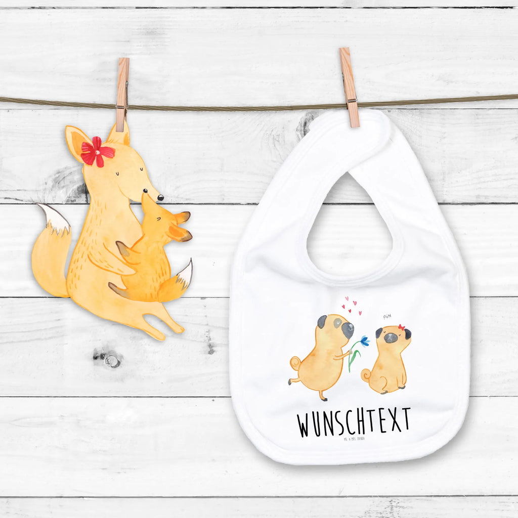 Personalisiertes Babylätzchen Mops verliebt Personalisiertes Babylätzchen Für Mädchen, Babylätzchen Mit Namen, Dreieckstuch Baby Mit Namen, Babylätzchen Für Taufe Personalisiert, Babyhalstuch Mit Namen, Baumwoll Lätzchen Mit Text, Bio Babylätzchen Personalisiert, Babylätzchen Mit Motiv Und Namen, Babylätzchen Mit Text Für Kita Oder Krippe, Neugeborenen Lätzchen Mit Namen, Halstuch Für Babys Personalisiert, Bedrucktes Babylätzchen Mit Wunschtext, Handgemachtes Babylätzchen Mit Personalisierung, Lätzchen Mit Spruch Und Namen, Lätzchen Mit Datum Oder Spruch, Sabberlätzchen Personalisiert, Spucktuch Baby Mit Name, Geschenkidee Baby Lätzchen Personalisiert, Personalisiertes Babylätzchen Für Jungen, Baby Halstuch Mit Persönlichem Text, Lätzchen Mit Initialen, Baby Lätzchen Mit Wunschtext, Personalisierter Babylätzchen, Babylätzchen Selbst Gestalten, Lustiges Lätzchen Mit Wunschtext, Baby Lätzchen Geschenk Mit Namen, Individuelles Babylätzchen, Hund, Hundemotiv, Haustier, Hunderasse, Tierliebhaber, Hundebesitzer, Sprüche, Liebesspruch. Verlobt, Partner, Möpse, Geschenk Freund, Mops, Liebe, verliebt, Hundeliebe