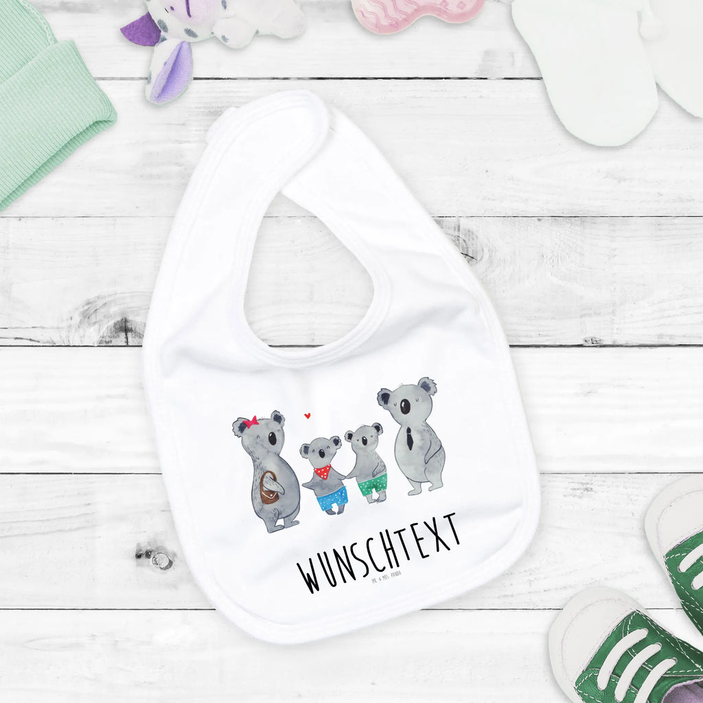 Personalisiertes Babylätzchen Koala Familie zwei Dreieckstuch Baby Mit Namen, Personalisierter Babylätzchen, Babylätzchen Mit Text Für Kita Oder Krippe, Babylätzchen Für Taufe Personalisiert, Sabberlätzchen Personalisiert, Baby Lätzchen Geschenk Mit Namen, Babyhalstuch Mit Namen, Handgemachtes Babylätzchen Mit Personalisierung, Lustiges Lätzchen Mit Wunschtext, Babylätzchen Selbst Gestalten, Bio Babylätzchen Personalisiert, Baby Halstuch Mit Persönlichem Text, Bedrucktes Babylätzchen Mit Wunschtext, Neugeborenen Lätzchen Mit Namen, Baumwoll Lätzchen Mit Text, Spucktuch Baby Mit Name, Babylätzchen Mit Motiv Und Namen, Personalisiertes Babylätzchen Für Jungen, Halstuch Für Babys Personalisiert, Baby Lätzchen Mit Wunschtext, Individuelles Babylätzchen, Lätzchen Mit Datum Oder Spruch, Personalisiertes Babylätzchen Für Mädchen, Lätzchen Mit Spruch Und Namen, Lätzchen Mit Initialen, Geschenkidee Baby Lätzchen Personalisiert, Babylätzchen Mit Namen, Familie, Vatertag, Muttertag, Bruder, Schwester, Mama, Papa, Oma, Opa, beste Familie, Familienleben, Lieblingsfamilie, Familienzeit, Koalabär, Koalafamilie, Koala