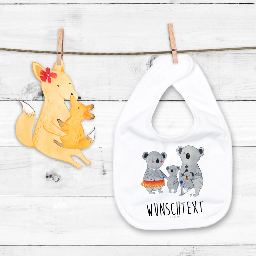 Personalisiertes Babylätzchen Koala Familie Babylätzchen Für Taufe Personalisiert, Personalisierter Babylätzchen, Babylätzchen Mit Motiv Und Namen, Baby Lätzchen Mit Wunschtext, Baumwoll Lätzchen Mit Text, Individuelles Babylätzchen, Babylätzchen Mit Text Für Kita Oder Krippe, Lätzchen Mit Initialen, Lätzchen Mit Spruch Und Namen, Dreieckstuch Baby Mit Namen, Handgemachtes Babylätzchen Mit Personalisierung, Halstuch Für Babys Personalisiert, Neugeborenen Lätzchen Mit Namen, Bedrucktes Babylätzchen Mit Wunschtext, Lustiges Lätzchen Mit Wunschtext, Babylätzchen Mit Namen, Baby Lätzchen Geschenk Mit Namen, Lätzchen Mit Datum Oder Spruch, Babylätzchen Selbst Gestalten, Bio Babylätzchen Personalisiert, Baby Halstuch Mit Persönlichem Text, Spucktuch Baby Mit Name, Sabberlätzchen Personalisiert, Personalisiertes Babylätzchen Für Jungen, Geschenkidee Baby Lätzchen Personalisiert, Babyhalstuch Mit Namen, Personalisiertes Babylätzchen Für Mädchen, Familie, Vatertag, Muttertag, Bruder, Schwester, Mama, Papa, Oma, Opa, Family, Geschwister, Familienleben, Koala, Kinder, Koalas