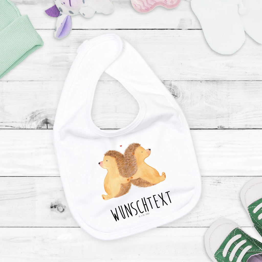 Personalisiertes Babylätzchen Igel händchenhaltend Babyhalstuch Mit Namen, Dreieckstuch Baby Mit Namen, Personalisierter Babylätzchen, Baumwoll Lätzchen Mit Text, Baby Halstuch Mit Persönlichem Text, Babylatz, Bio Babylätzchen Personalisiert, Personalisiertes Babylätzchen Für Jungen, Babyshower, Lätzchen Mit Datum Oder Spruch, Handgemachtes Babylätzchen Mit Personalisierung, Lätzchen Mit Initialen, Bedrucktes Babylätzchen Mit Wunschtext, Baby Erstausstattung, Lustiges Lätzchen Mit Wunschtext, Geschenkidee Baby Lätzchen Personalisiert, Individuelles Babylätzchen, Babyartikel, Babyausstattung, Personalisiertes Babylätzchen Für Mädchen, Halstuch Für Babys Personalisiert, Neugeborenen Lätzchen Mit Namen, Lätzchen Mit Spruch Und Namen, Kleinkind, Baby Lätzchen Geschenk Mit Namen, Babylätzchen Mit Text Für Kita Oder Krippe, Babylätzchen Mit Namen, Babyparty, Babylätzchen Selbst Gestalten, Babykleidung, Babylätzchen Mit Motiv Und Namen, Kinderkleidung, Geschenk Zur Geburt, Babymode, Spucktuch Baby Mit Name, Lätze, Eltern, Babylätzchen Für Taufe Personalisiert, Sabberlätzchen Personalisiert, Baby Lätzchen Mit Wunschtext, Freundin, Freund, Liebe, Liebesgeschenk, Jahrestag, Verlobung, Partner, Ehemann, Ehefrau, Heiraten, Heiratsantrag, Hocheitstag, Igelliebe, Igel, Hand in Hand, Liebesbeweis, Gemeinsamkeit, Geschenk für Zwei, Hochzeit, Große Liebe, Liebesbotschaft, Lieblingsmensch, Love