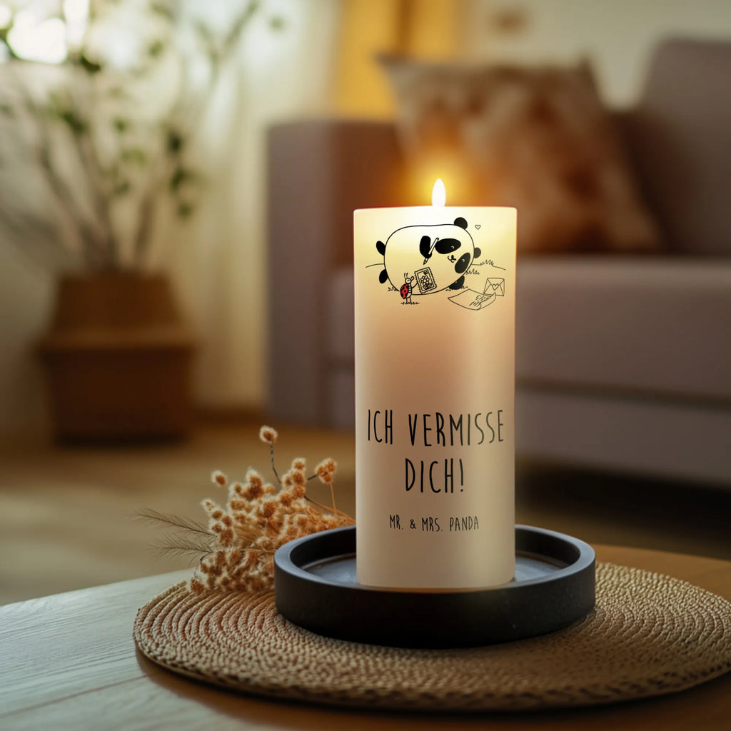 Candle Panda Missing Fair-Trade-Kerze, Grabkerze, Kerze Für Hochzeit, Grablicht, Kerze Für Taufe, Kerze Mit Duft, Tischkerze, Andachtskerze, Kerze Mit Motiv, Handgemachte Kerze, Stumpenkerzen-Set, Teelicht, Laternenkerze, Kerze Für Firmung, Bio-Kerze, Kerze Für Ostern, Kerze Für Kommunion, Kerze Für Weihnachten, Kerze Für Geburtstag, Votivkerze, Trauerkerze, Kerze Ohne Duft, Kerze Als Gastgeschenk, Kerze Mit Prägung, Gedenkkerze, Metall-Kerze, Blockkerze, Dinnerkerzenpaar, Tafelkerze, Gartenkerze, Stumpenkerze, Glas-Kerze, Kerze Mit Namensgravur, Dinnerkerze, Stearin­kerze, Kerze Für Advent, Kerze Mit Fotoeinleger, Streukerze, Duftkerze, Kerze Mit Gravur, Stabkerze, Kerze, Handgegossene Kerze, Kerze Mit Spruch, Outdoor-Kerze, Sojawachskerze