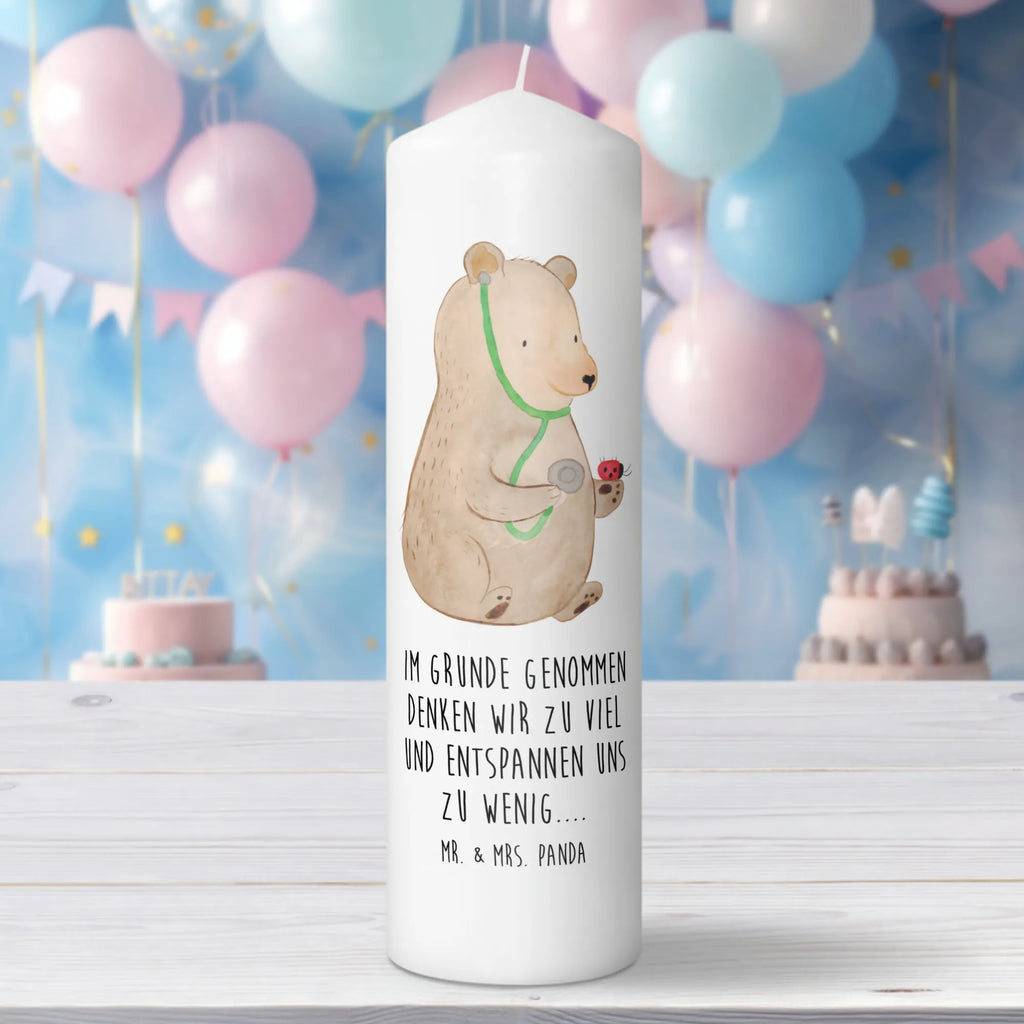 Kerze Bär Arzt Zylinderkerze, Dekokerze, Dekorative Kerze, Kerze Mit Motiv, Schmuckkerze, Kerze Mit Spruch, Erinnerungslicht, Geburtstagskerze, Grosse Kerze, Gartenkerze, Tafelkerze, Geburtskerze, Wachskerze, Bedruckte Kerze, Handgemachte Kerze, Kommunionskerze, Blockkerze, Osterkerze, Dinnerkerze, Laternenkerze, Stumpenkerze, Wunschkerze, Adventskerze, Hochzeitskerze, Tischkerze, Weihnachtskerze, Erinnerungskerze, Teddy, Bär, Teddybär, Professor, Arzt, Doktorin, Professorin, Doktor, Ärztin