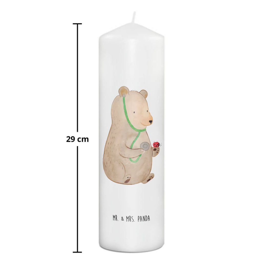 Kerze Bär Arzt Zylinderkerze, Dekokerze, Dekorative Kerze, Kerze Mit Motiv, Schmuckkerze, Kerze Mit Spruch, Erinnerungslicht, Geburtstagskerze, Grosse Kerze, Gartenkerze, Tafelkerze, Geburtskerze, Wachskerze, Bedruckte Kerze, Handgemachte Kerze, Kommunionskerze, Blockkerze, Osterkerze, Dinnerkerze, Laternenkerze, Stumpenkerze, Wunschkerze, Adventskerze, Hochzeitskerze, Tischkerze, Weihnachtskerze, Erinnerungskerze, Teddy, Bär, Teddybär, Professor, Arzt, Doktorin, Professorin, Doktor, Ärztin